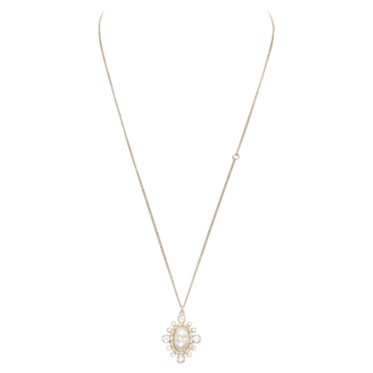 CHANEL 2020 - Collier chaîne en or avec pendentif en cristal fausse perle et logo CC
