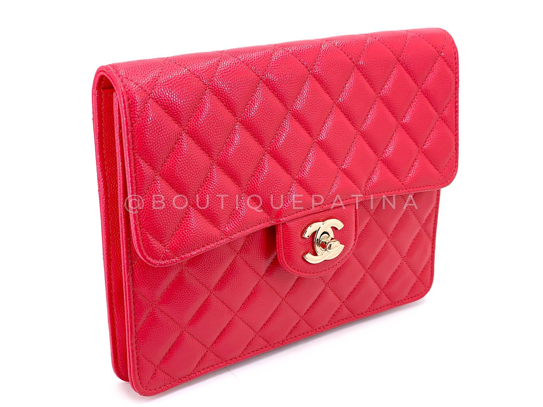 Article du magasin : 68623
La pochette de soirée ou de tous les jours avec une touche de couleur. Cette pochette Chanel 2020 Dark Pink Caviar Timeless Clutch Bag GHW est réalisée en caviar moderne brillant avec les nœuds de micro-caviar scintillants