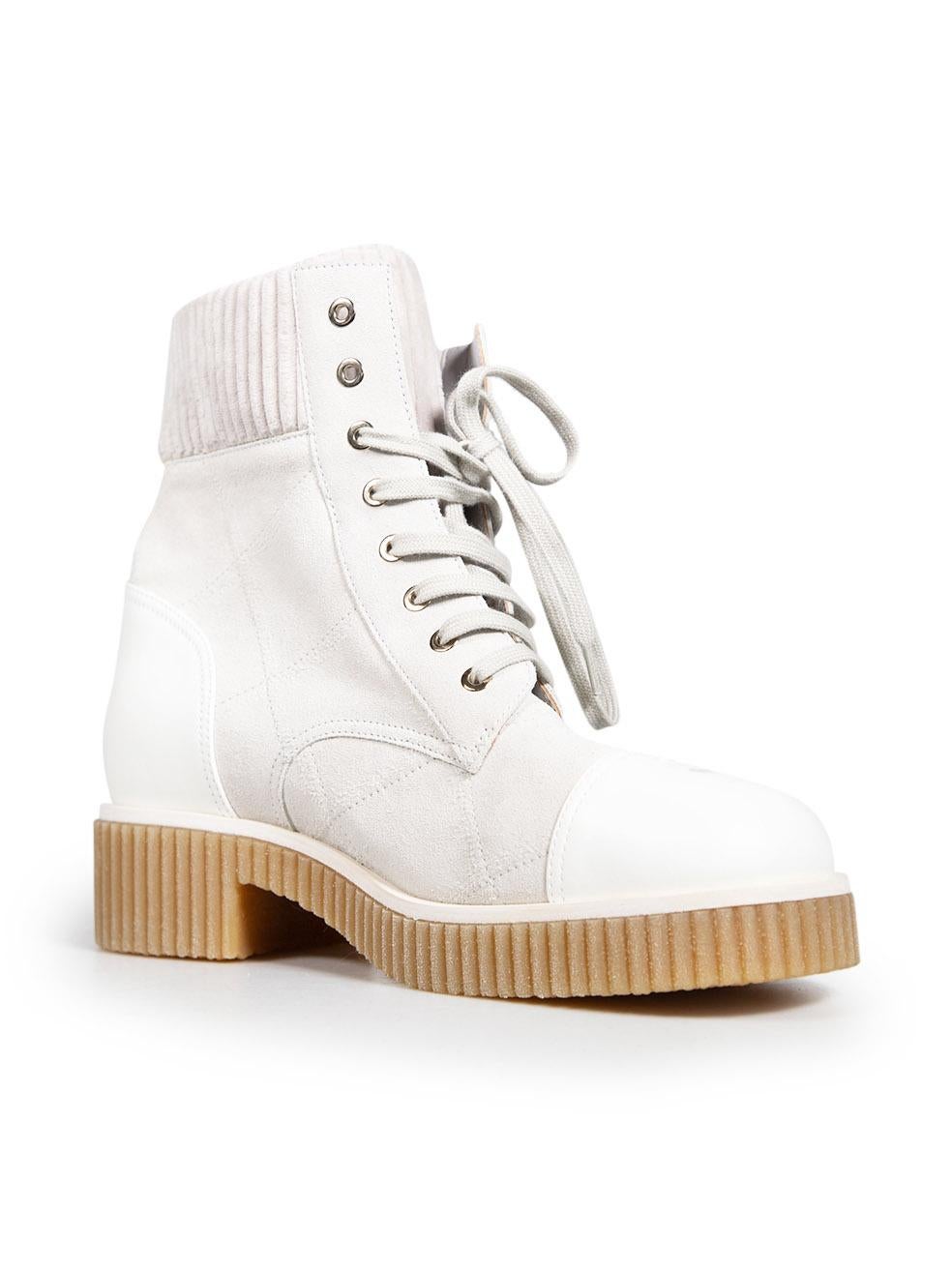 El ESTADO es Muy bueno. Se aprecia un desgaste mínimo en las botas. Ligera decoloración en la entresuela del lado izquierdo del zapato izquierdo de este artículo de segunda mano de la marca Chanel.
 Detalles
 2020
 Gris
 Ante
 Botas
 Punta redonda
