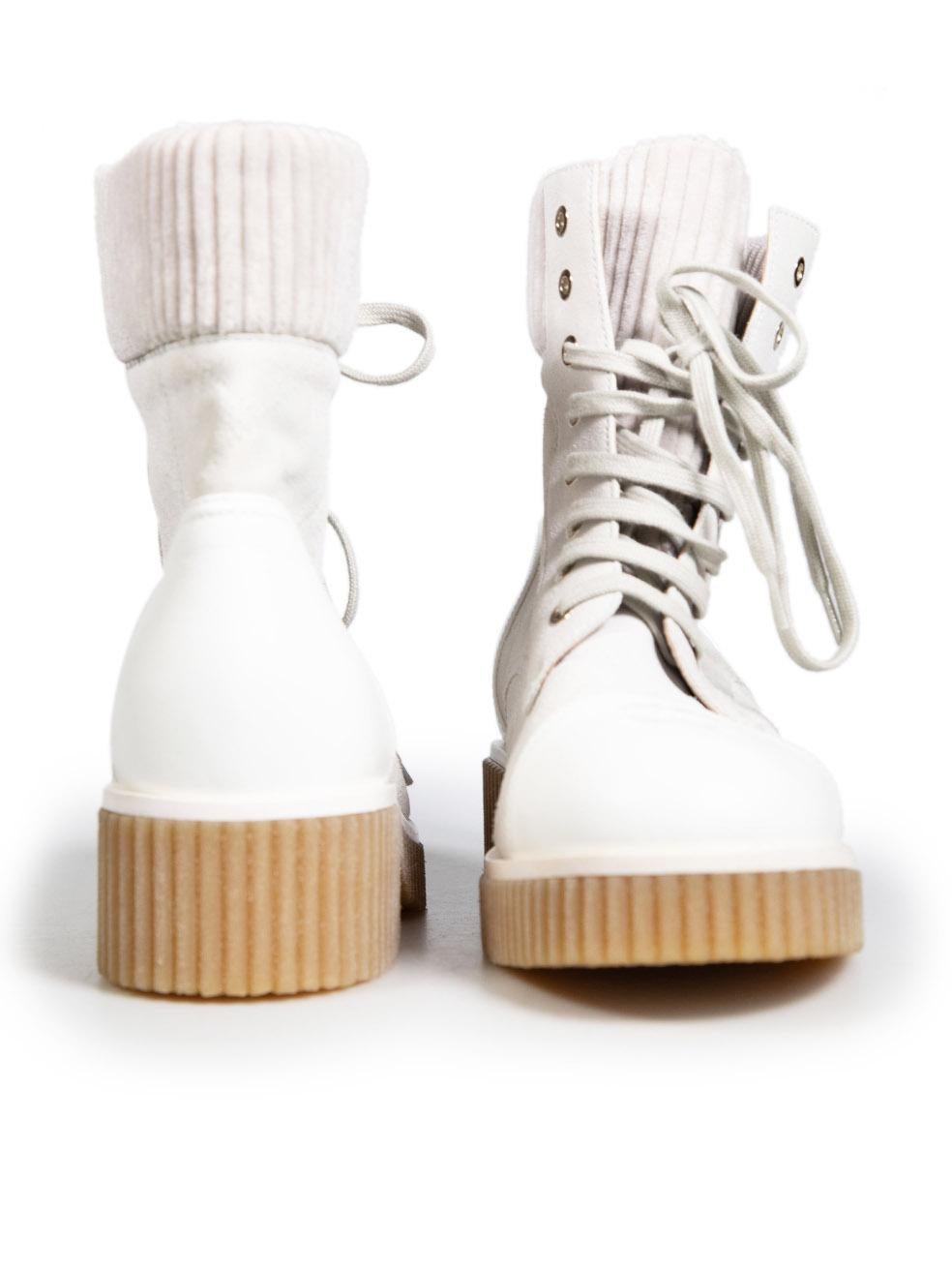 Chanel 2020 Botas CC entrelazadas de ante gris Talla IT 41 Beige
