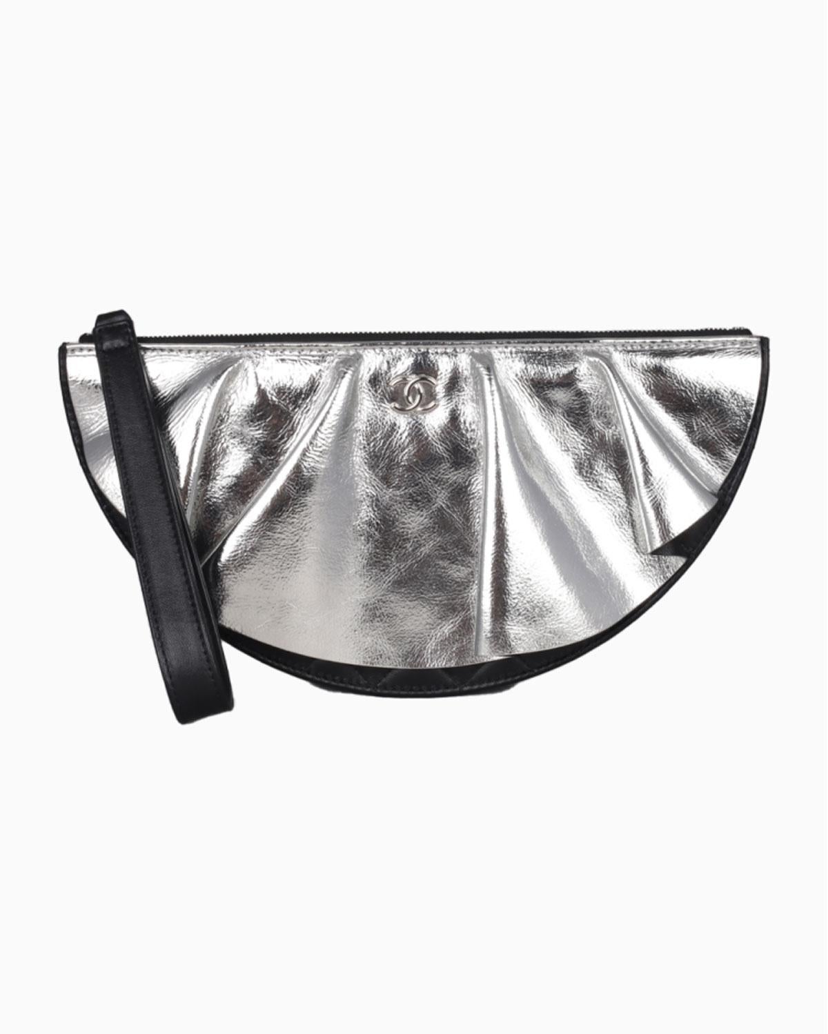 Argent Chanel 2020 Half Circle Wrinkled Metallic Silver Lambskin Quilted Classic Clutch en vente