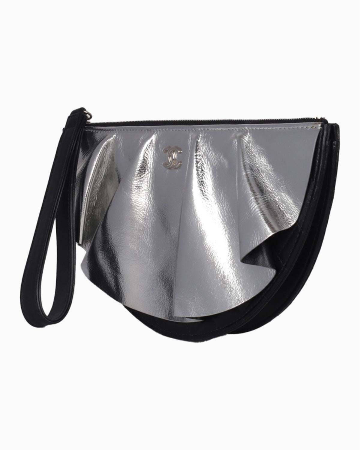 Chanel 2020 Half Circle Wrinkled Metallic Silver Lambskin Quilted Classic Clutch For Sale 2