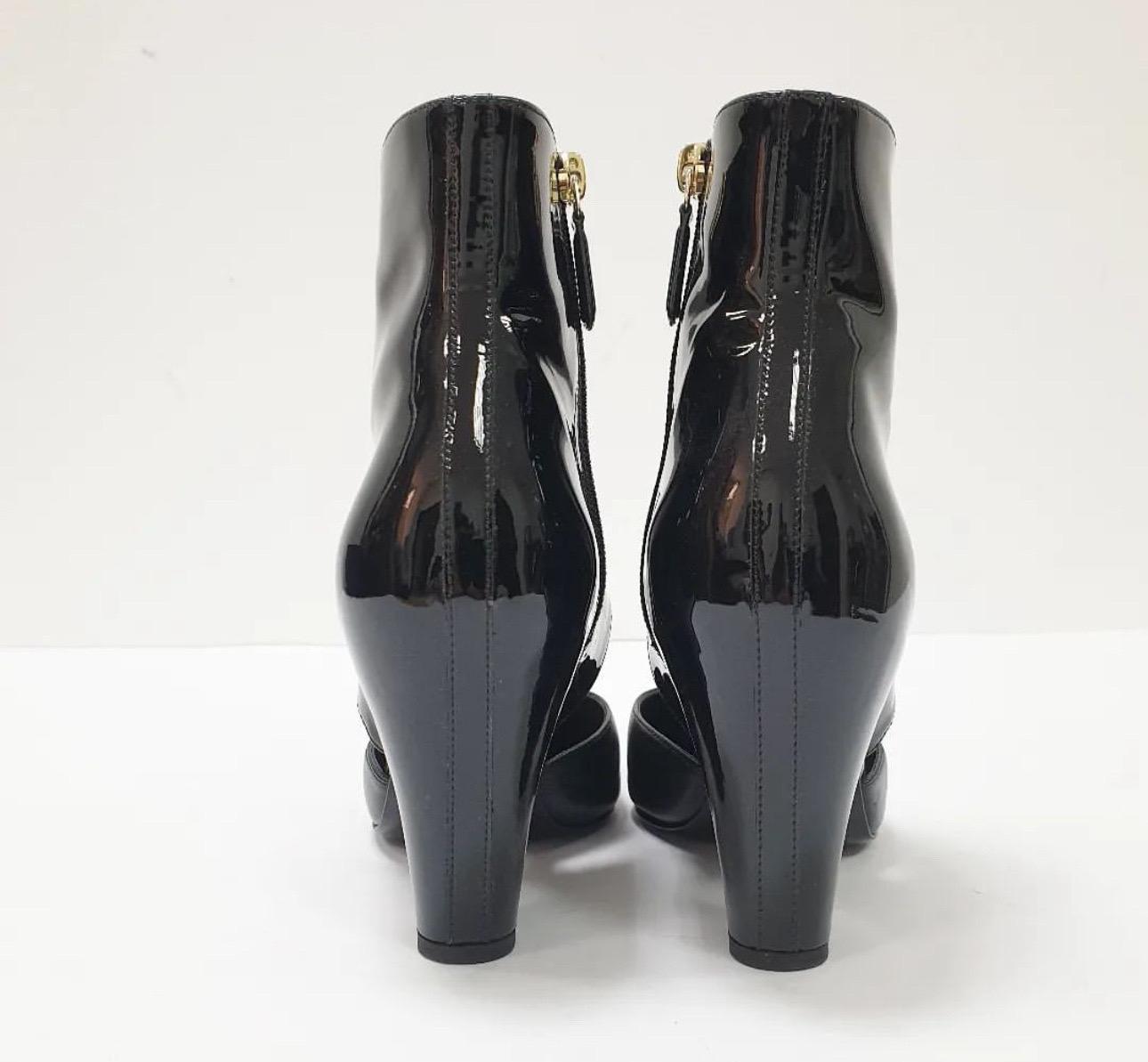 Chanel 2020 Interlocking CC Logo Black Patent Leather Boots In Good Condition In Krakow, PL
