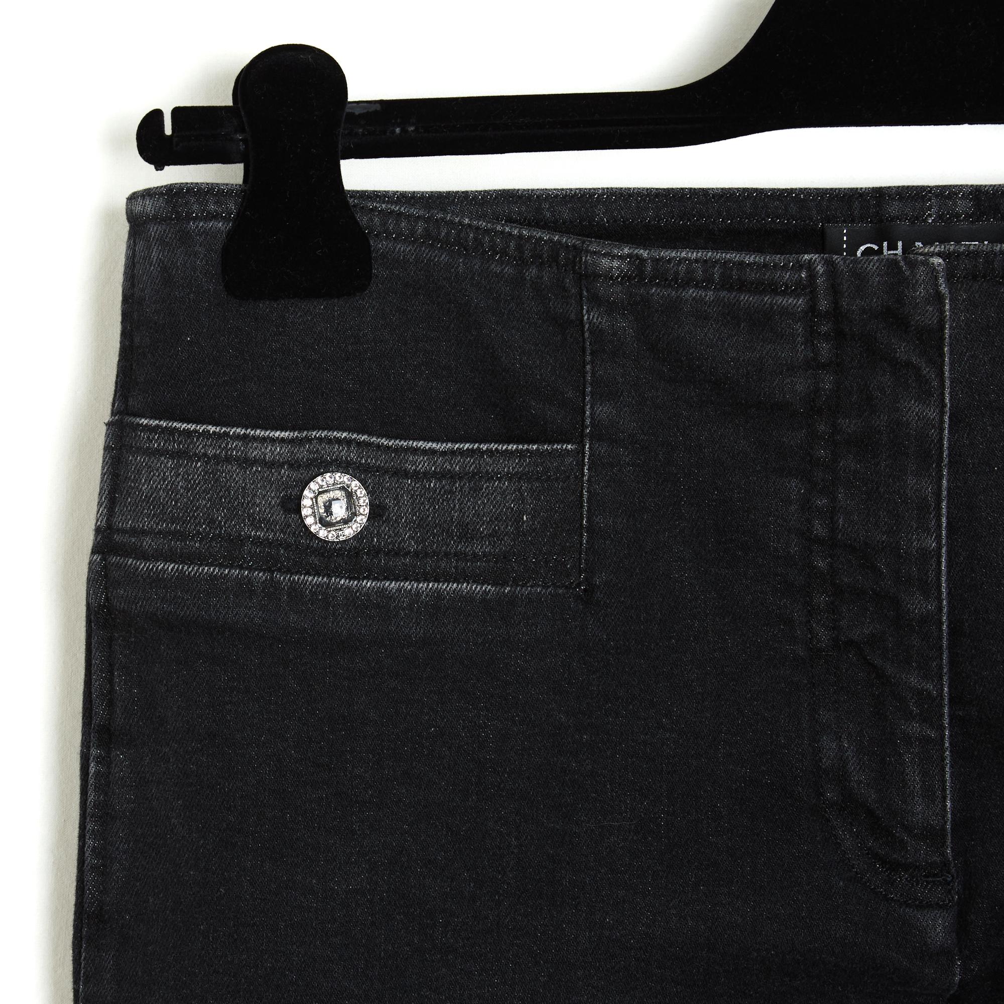 Vaqueros Chanel de la colección Pre-Fall o AW2020, corte entallado en tejido vaquero de algodón y elastano, tiro bajo, dos bolsillos de parche con cierre de botón joya delante, panel desteñido en la parte inferior de las perneras. Talla FR 44 (US 31