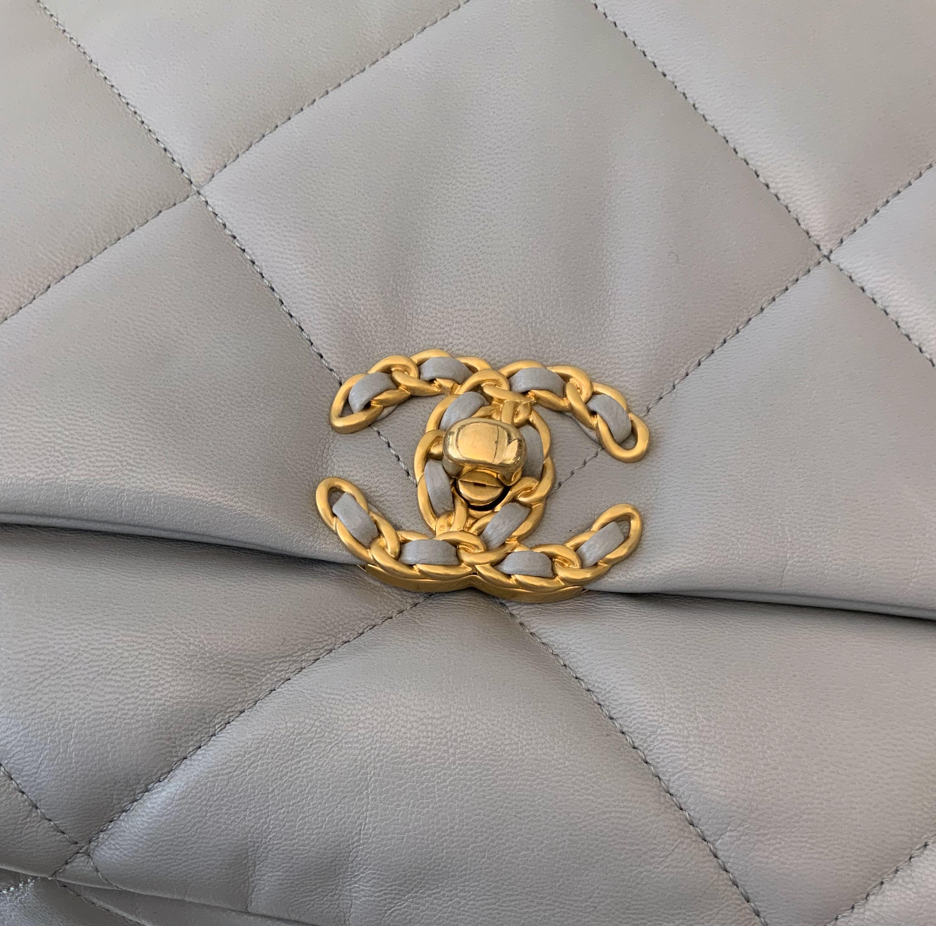 This magnificent Chanel 19 Maxi is a pre-owned made to order handbag crafted in a delicate light grey color lambskin leather. It is in excellent condition almost as new !

Year: 2020
Leather: Lambskin 
Lining: leather and silk
Color: Light