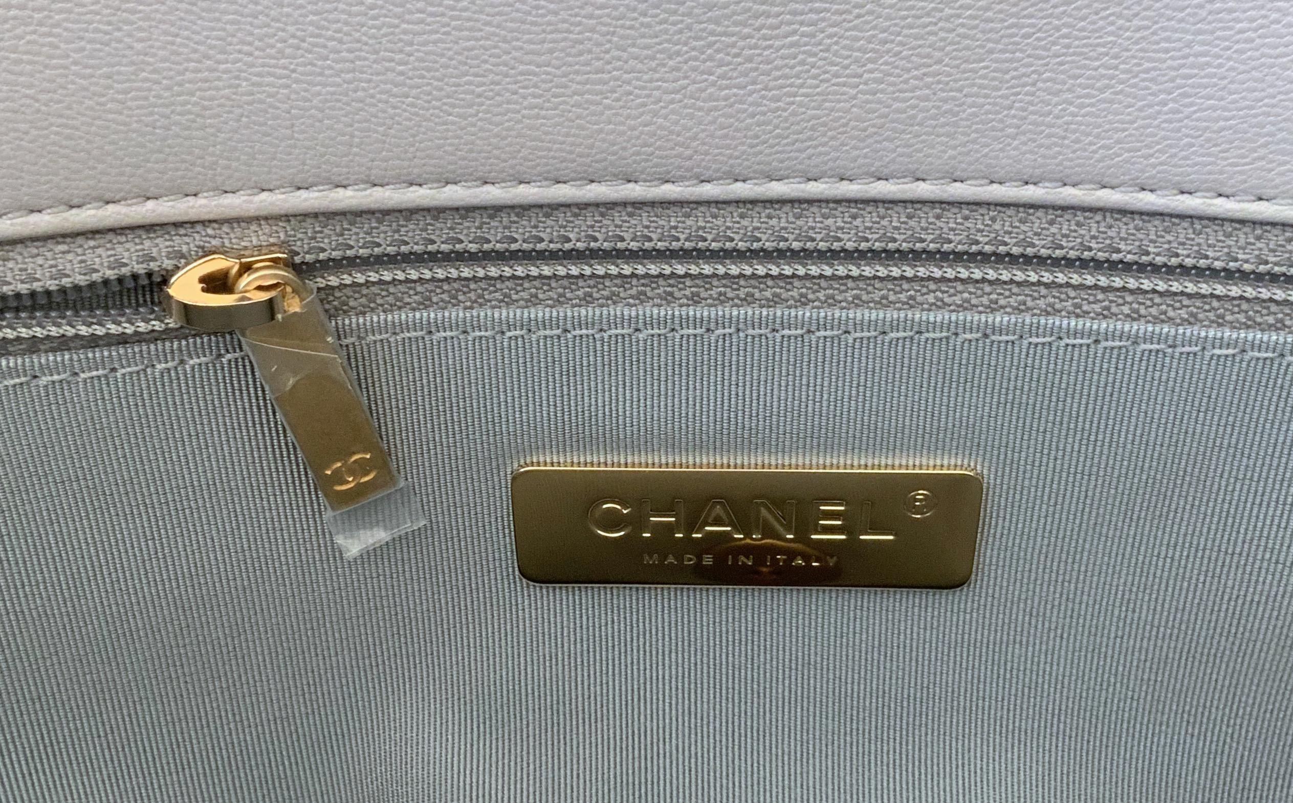 Chanel 2020 Light Grey Leather Chanel 19 Maxi Handbag In Excellent Condition In Geneva, CH