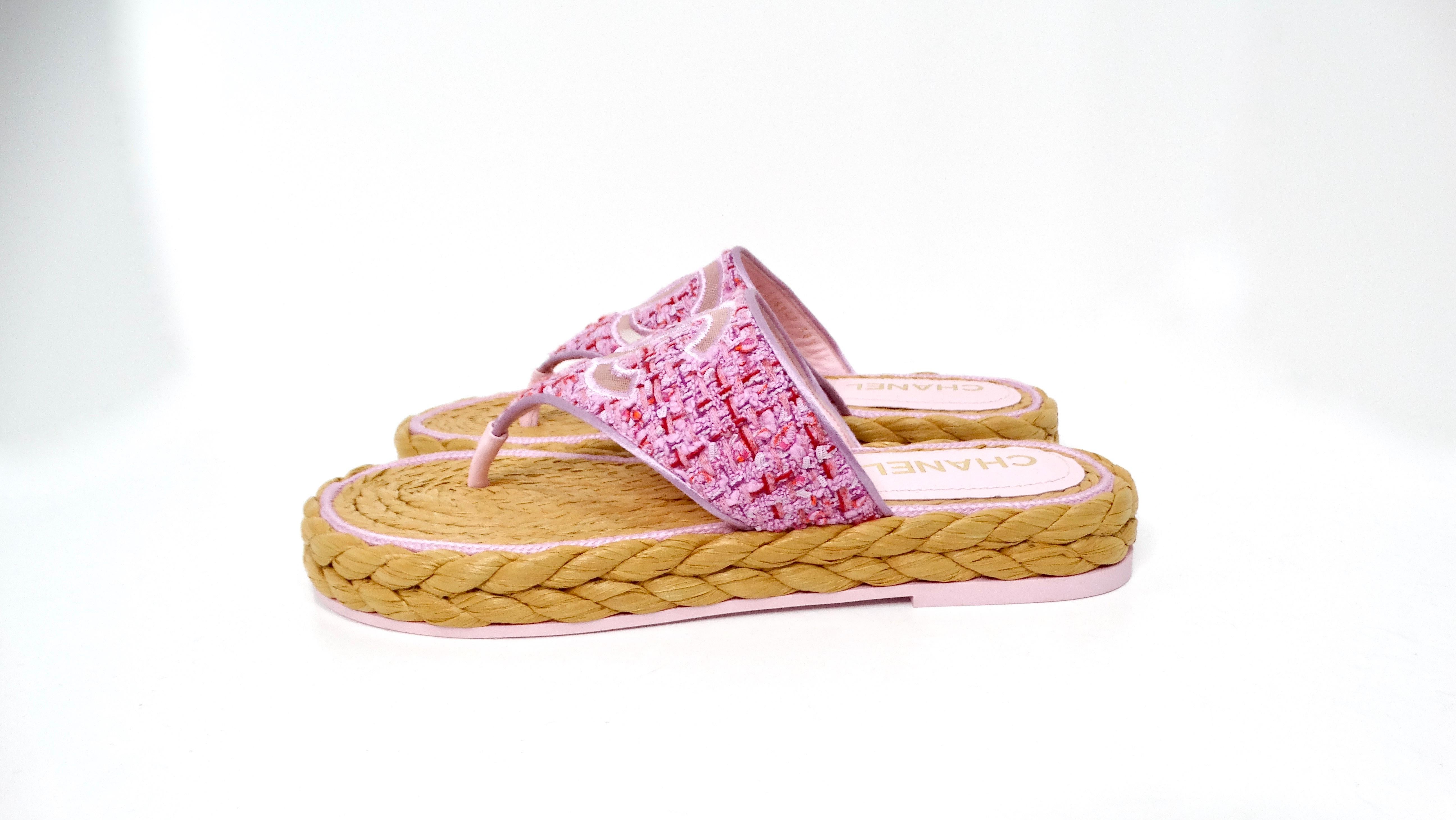The Chanel 2020 Light Purple & Pink Tweed & Mesh Thong Sandals are a stunning fusion of modern elegance and casual comfort. Crafted with a playful light purple and pink tweed, these sandals feature a prominent mesh interlocking CC logo on the top,