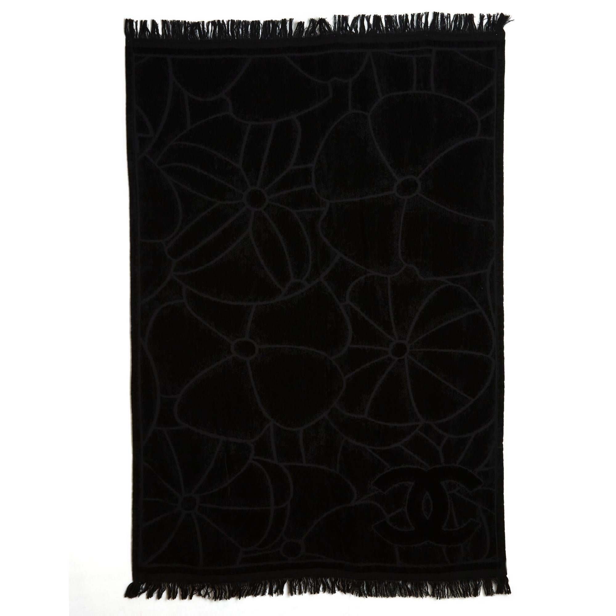 Chanel bath towel in thick and supple black cotton terrycloth with floral pattern and large CC logo, frayed edges. Width 115 cm x height 185 cm approximately. The bath towel is in excellent condition, both for the home and for the islands...