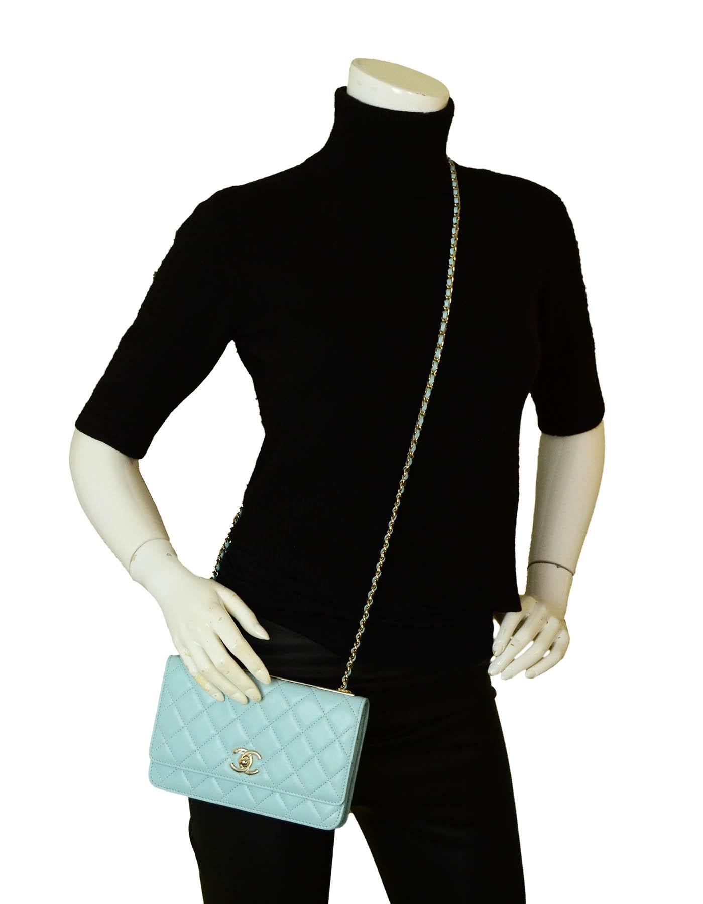 Chanel 2020 Portafoglio trapuntato trendy CC blu chiaro con catena WOC Crossbody Bag.  Codice stile A80982 Y04059 N5946

Prodotto in: Italia
Anno di produzione: 2020
Colore: Azzurro
Hardware: Oro
Materiali: Pelle di agnello
Fodera: Pelle e gros