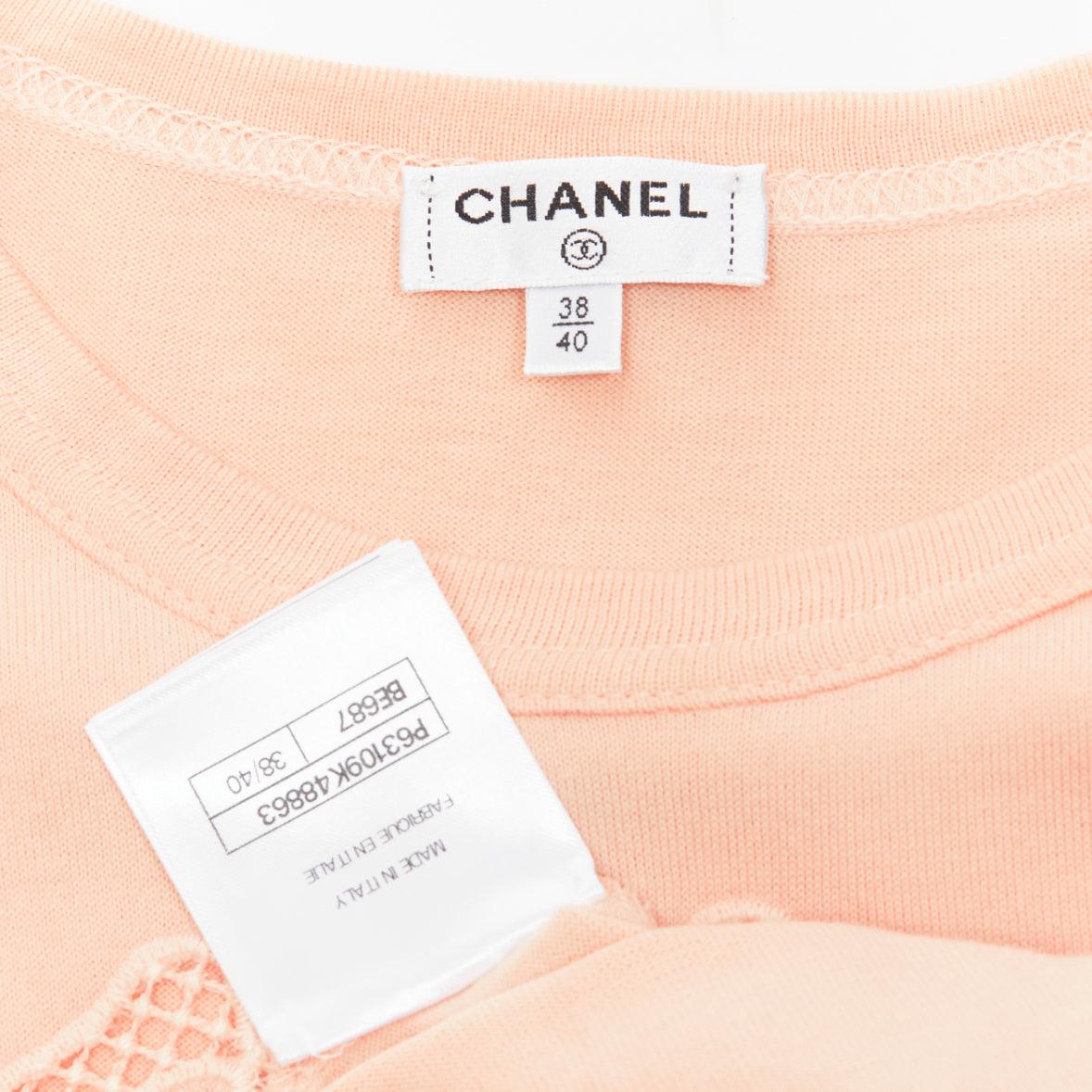 CHANEL 2020 - T-shirt à poches courtes avec logo creux en macrame rose pêche FR38 M en vente 3