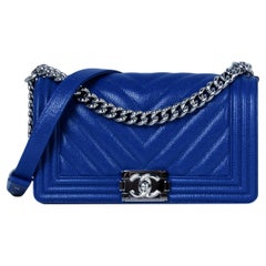 Sac Boy Chanel 2020 en cuir caviar bleu royal à chevrons, taille moyenne   