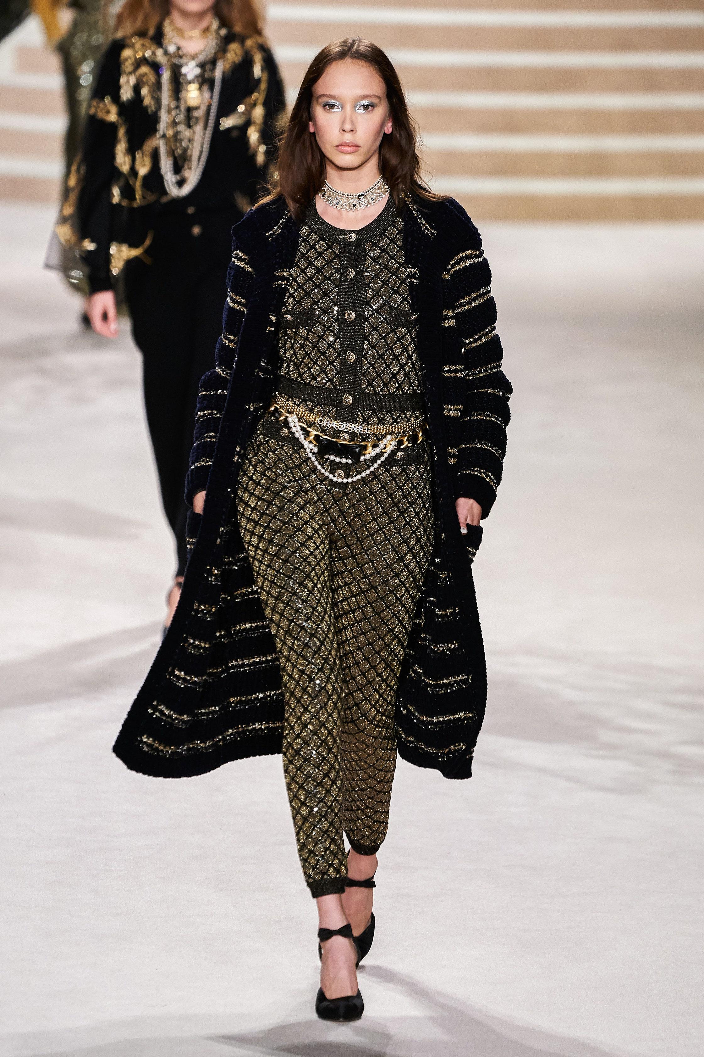 Nouveau manteau décontracté en velours de Chanel avec ceinture de la collection Runway of 31 Rue Cambon, 2020 Pre-Fall Metiers d'Art, 20A.
- en tricot lisse et velouté, d'un bleu profond étonnant (presque noir)
- entrelacé de bandes métalliques
-