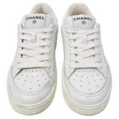 Chanel 2020 Sneakers con logo in pelle di vitello bianca traforata