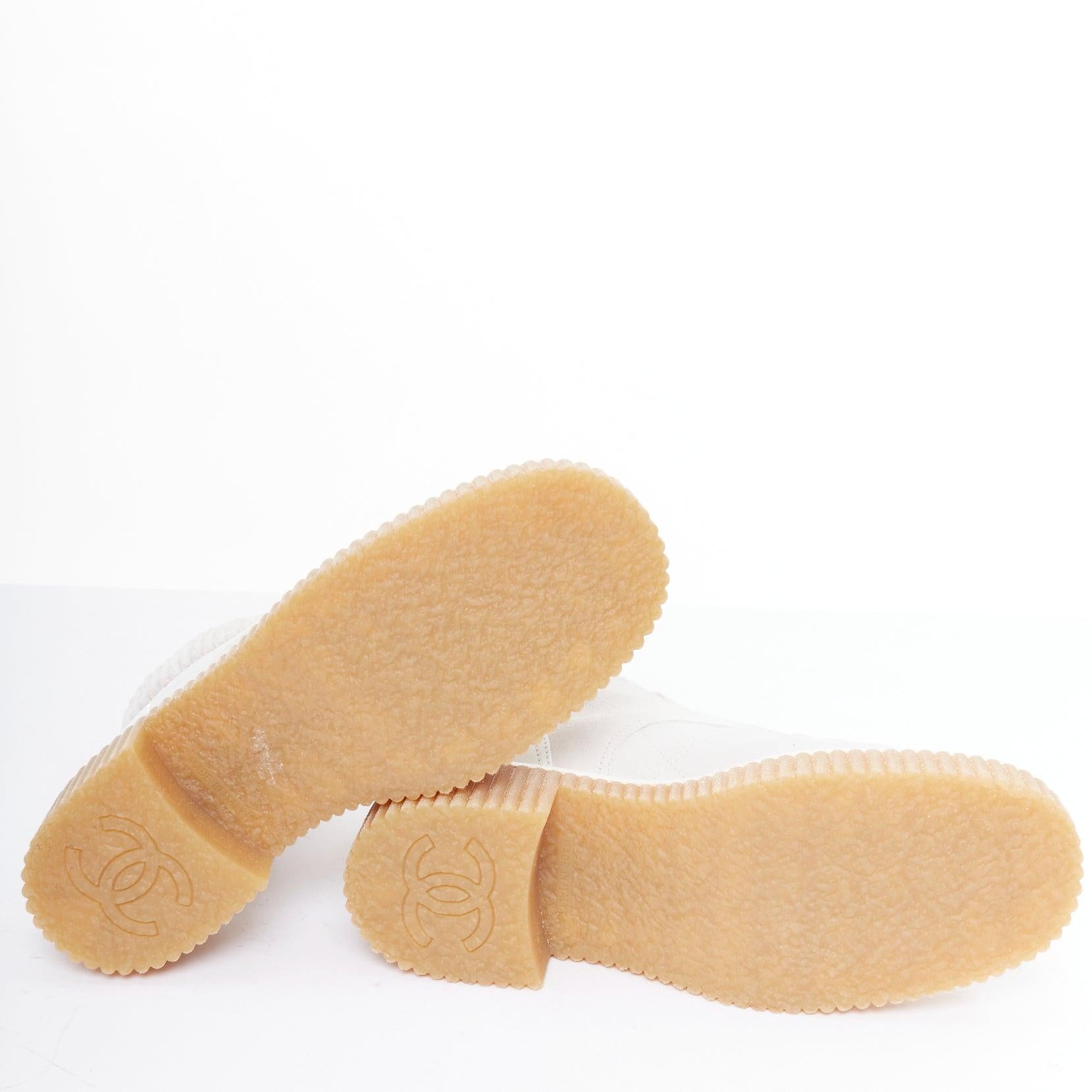 CHANEL 2020 weiß CC grau Wildleder Kalbsleder gesteppt Kampfstiefel EU38 im Angebot 5