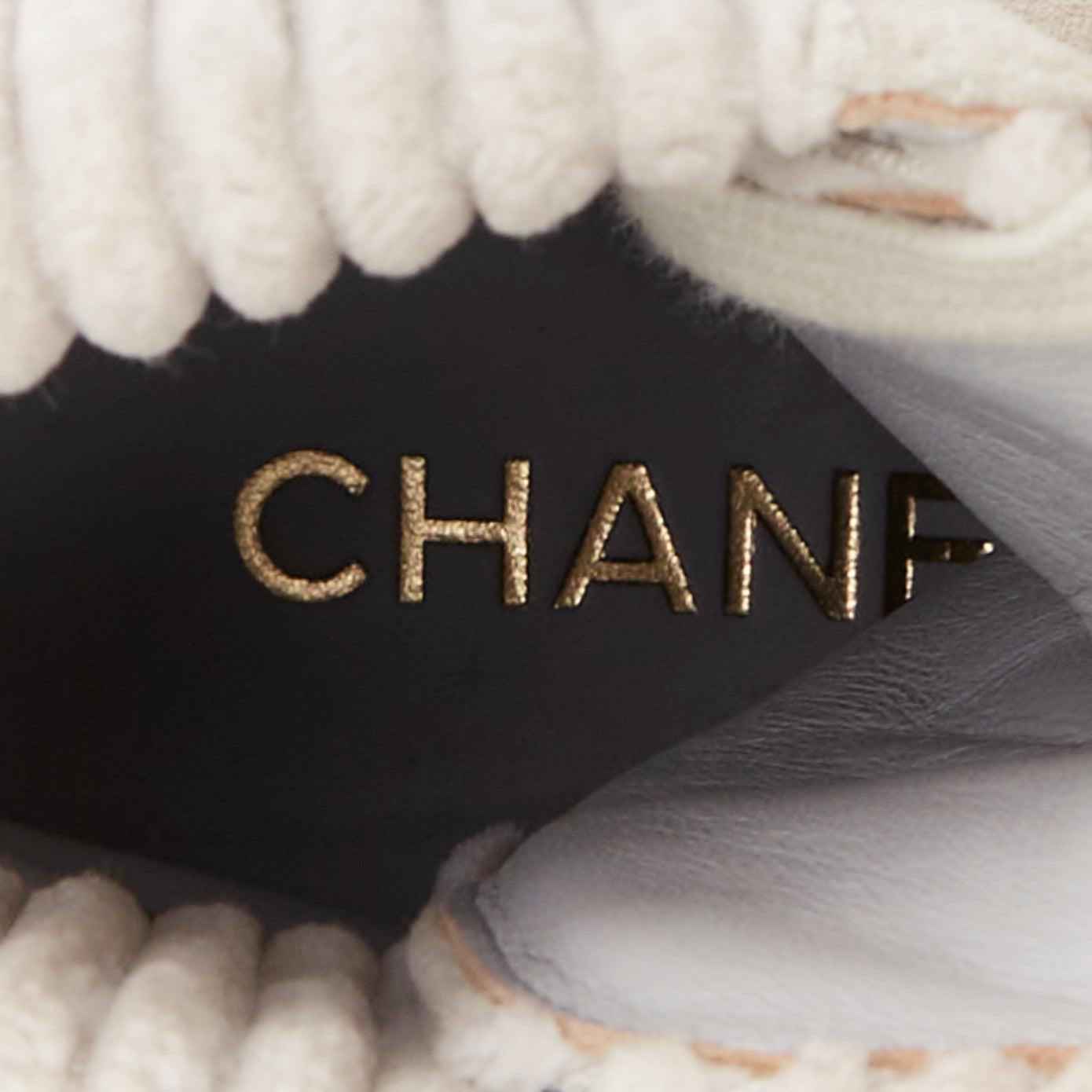CHANEL 2020 weiß CC grau Wildleder Kalbsleder gesteppt Kampfstiefel EU38 im Angebot 6