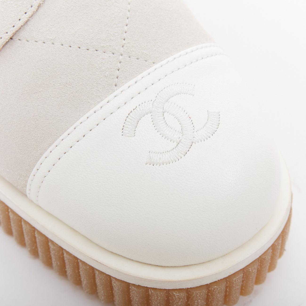 CHANEL 2020 weiß CC grau Wildleder Kalbsleder gesteppt Kampfstiefel EU38
Referenz: SYDN/A00012
Marke: Chanel
Designer: Virginie Viard
Collection'S: 2020
MATERIAL: Wildleder, Leder
Farbe: Grau, Weiß
Muster: Solide
Verschluss: Schnürung
Innenfutter: