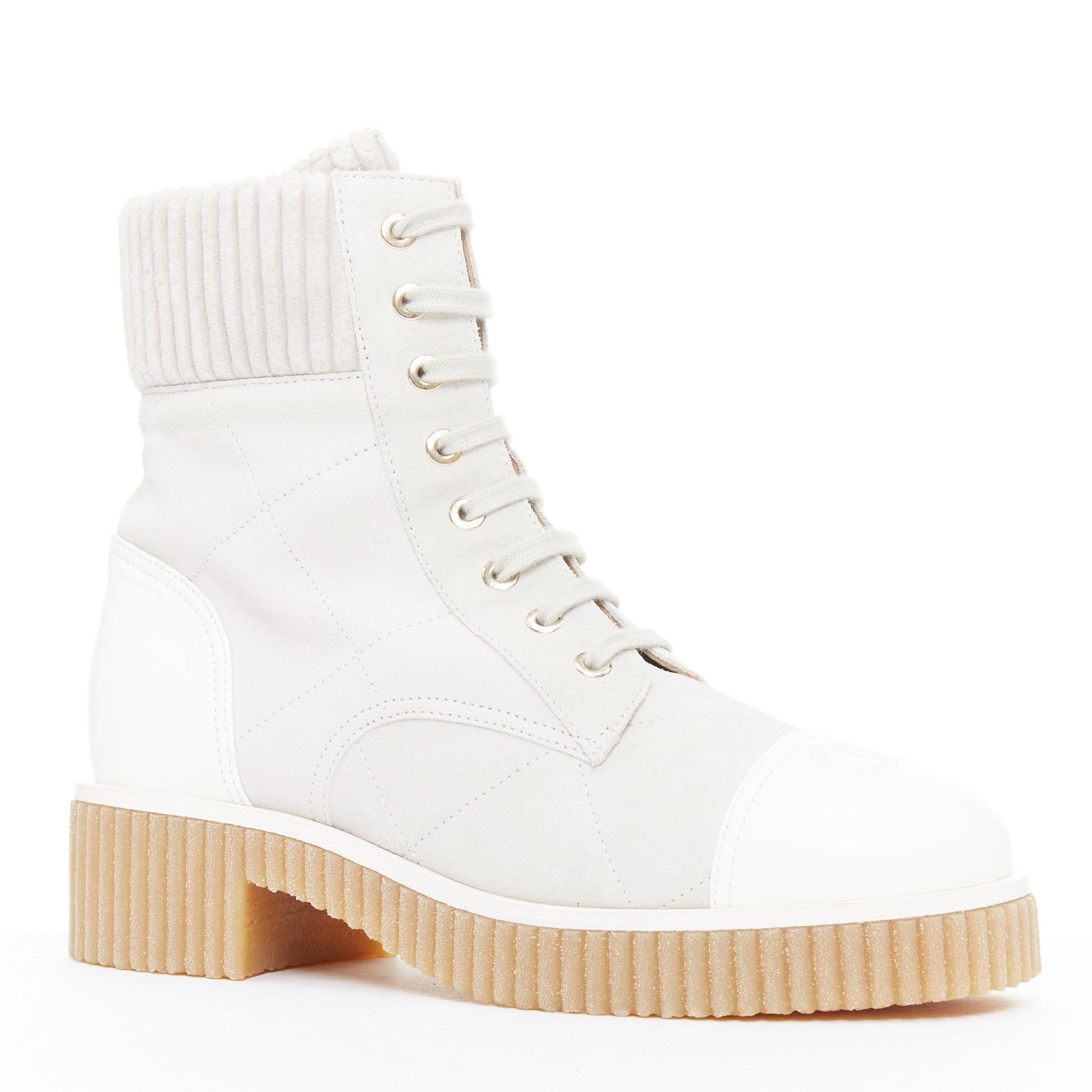 CHANEL 2020 weiß CC grau Wildleder Kalbsleder gesteppt Kampfstiefel EU38 (Weiß) im Angebot