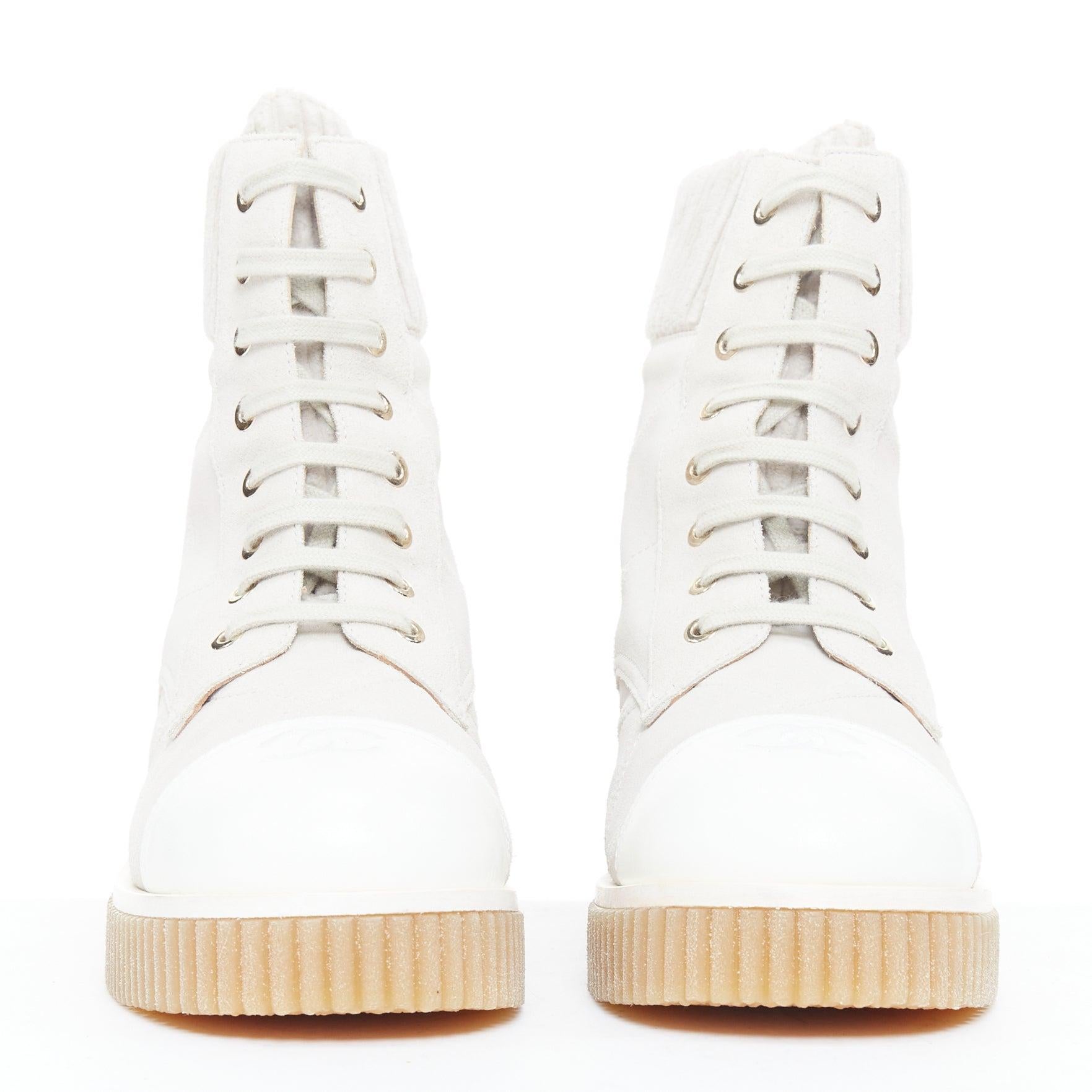 CHANEL 2020 weiß CC grau Wildleder Kalbsleder gesteppt Kampfstiefel EU38 im Zustand „Gut“ im Angebot in Hong Kong, NT