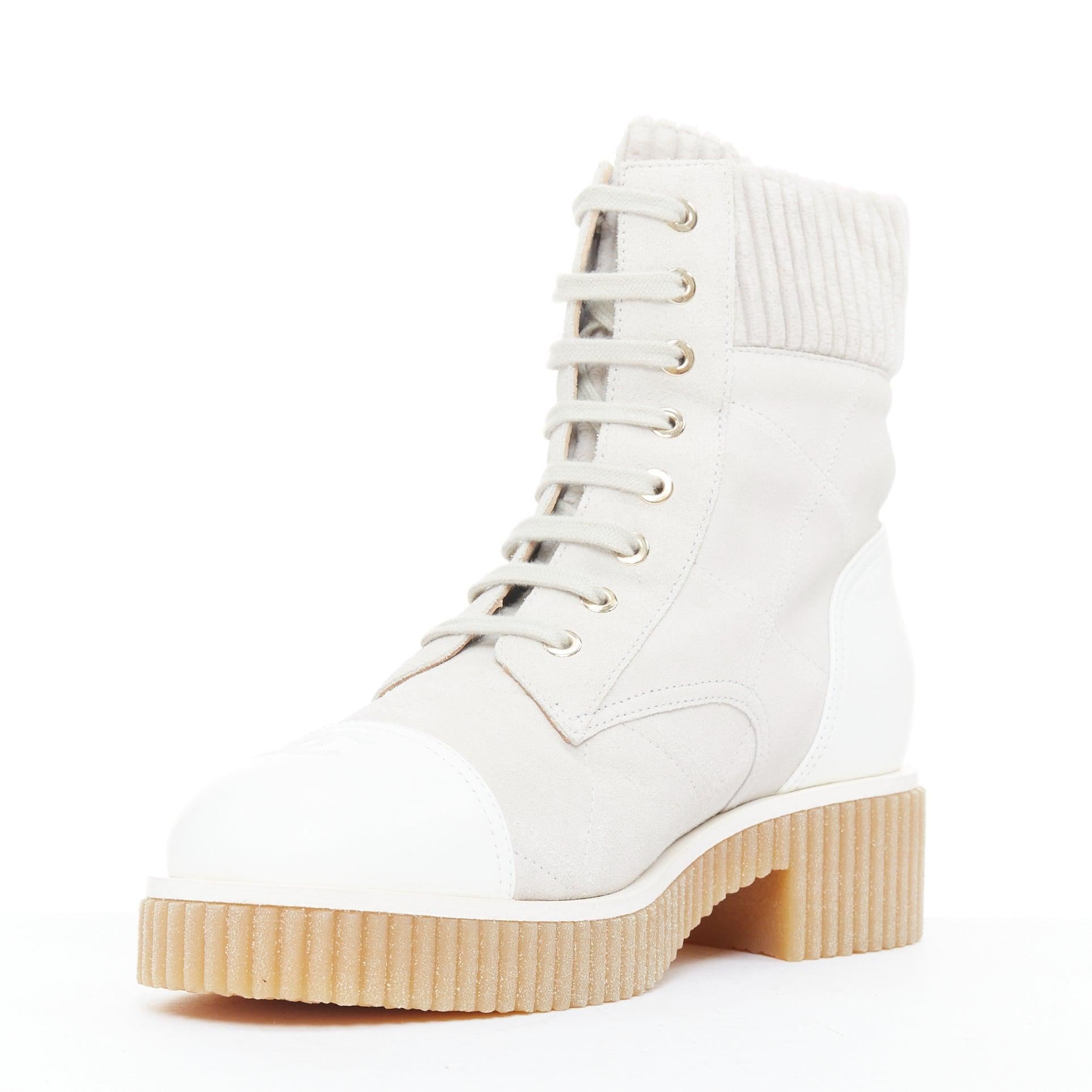 CHANEL 2020 weiß CC grau Wildleder Kalbsleder gesteppt Kampfstiefel EU38 Damen im Angebot