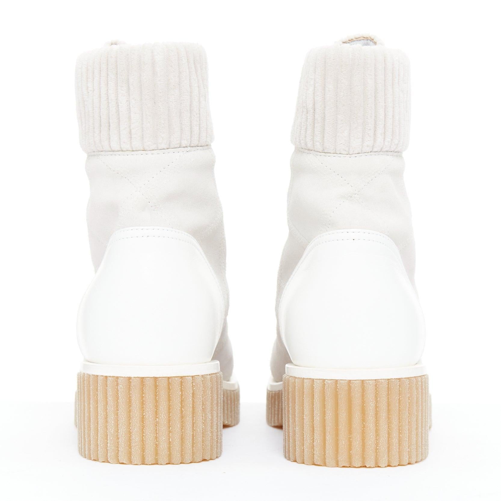 CHANEL 2020 weiß CC grau Wildleder Kalbsleder gesteppt Kampfstiefel EU38 im Angebot 1