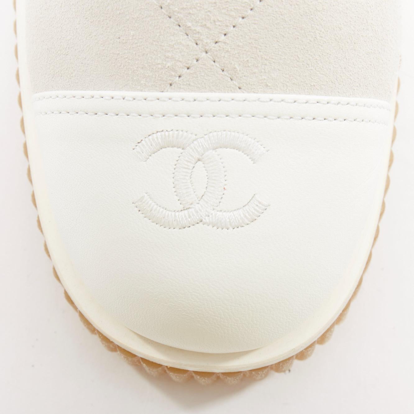 CHANEL 2020 weiß CC grau Wildleder Kalbsleder gesteppt Kampfstiefel EU38 im Angebot 2