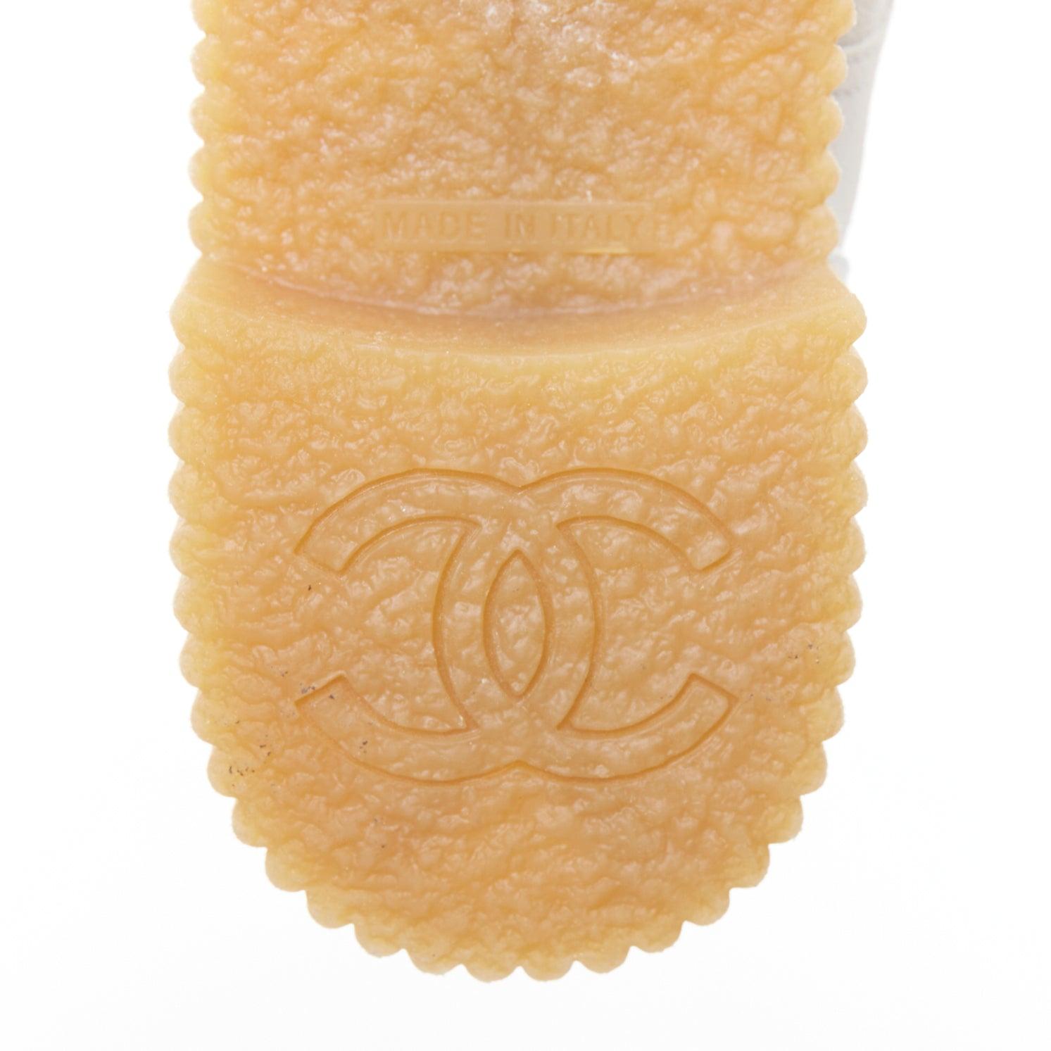 CHANEL 2020 weiß CC grau Wildleder Kalbsleder gesteppt Kampfstiefel EU38 im Angebot 4