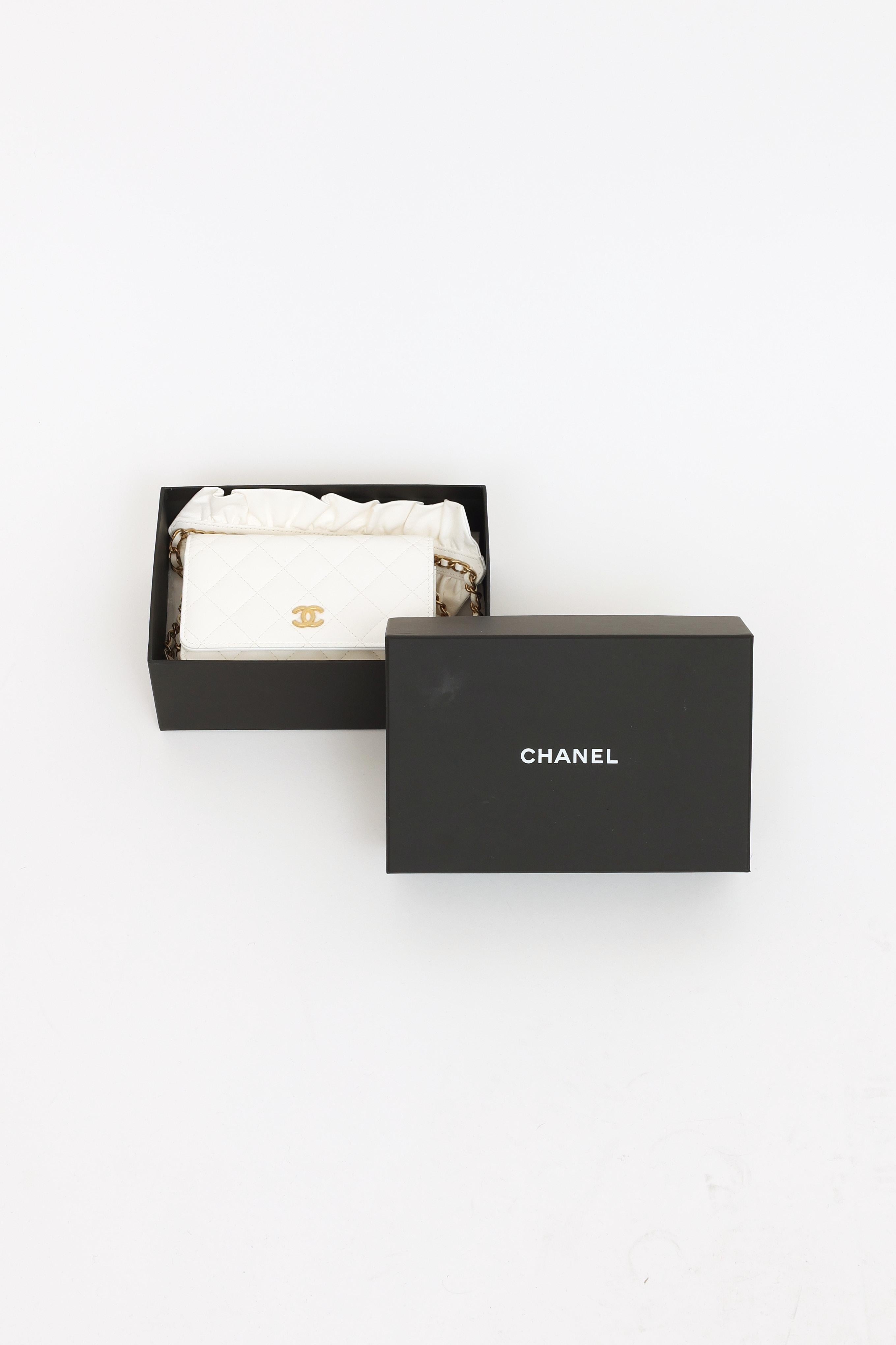 Pre-owned Chanel white mini clutch bag with chain featuring quilted lambskin exterior, gold coloured hardware and frilled leather shoulder pad. Logo embellishment and magnetic snap closure at front. Zip pocket at back. Textile lining with 6 card