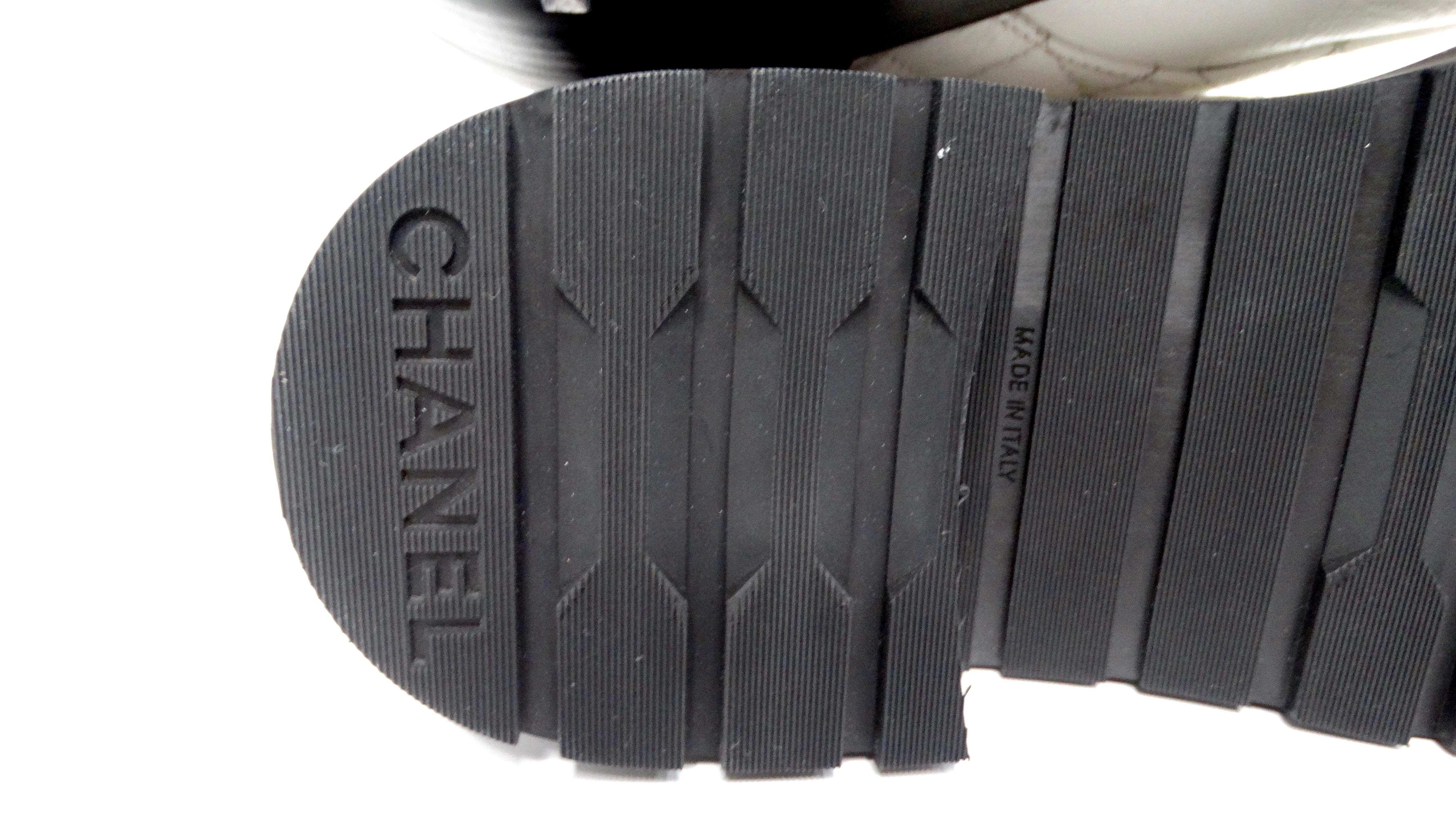Chanel 2020 Botas de combate de piel de cabra blanca brillante con logotipo CC entrelazado en venta 7