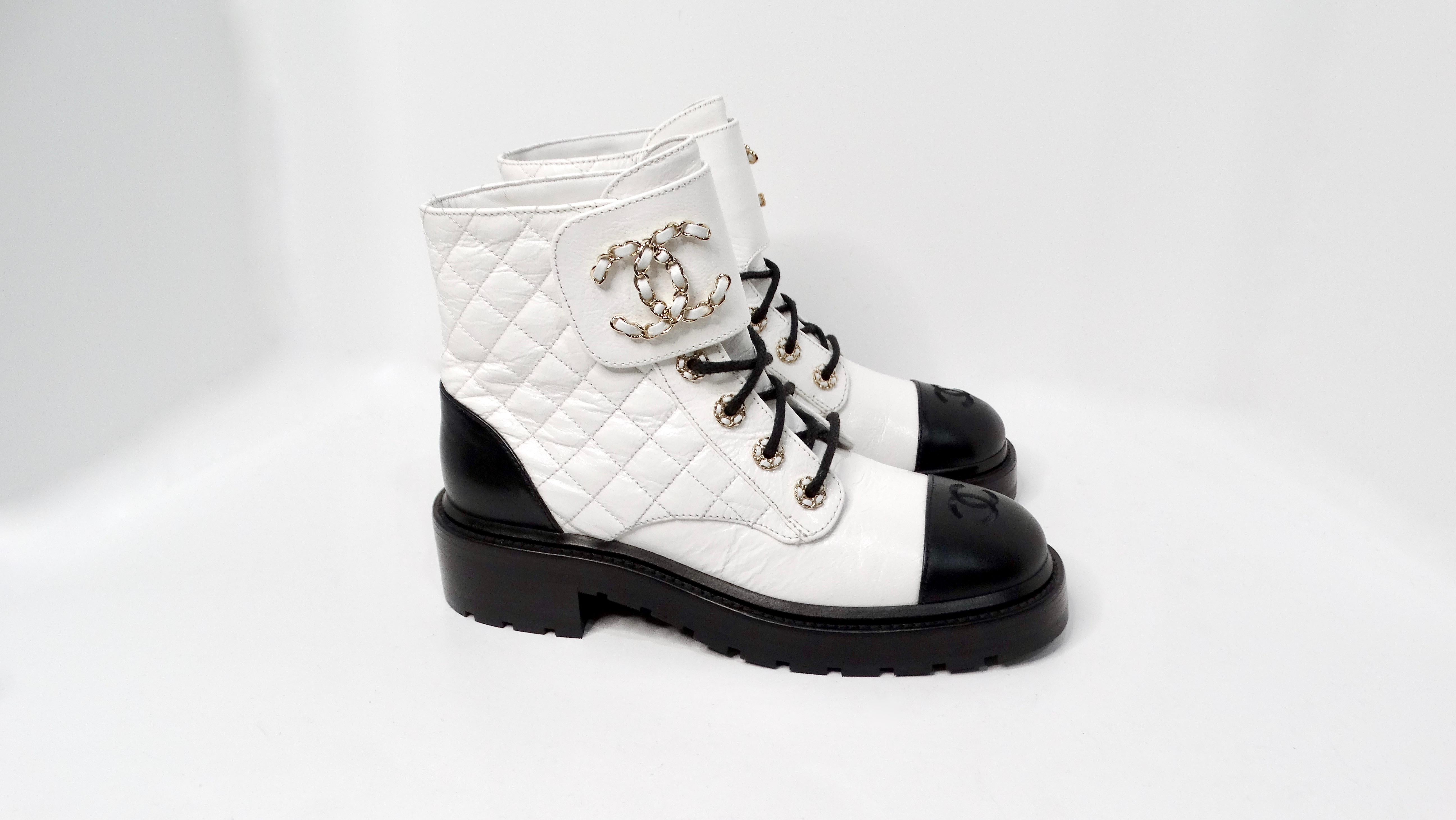 Chanel 2020 Botas de combate de piel de cabra blanca brillante con logotipo CC entrelazado Gris en venta