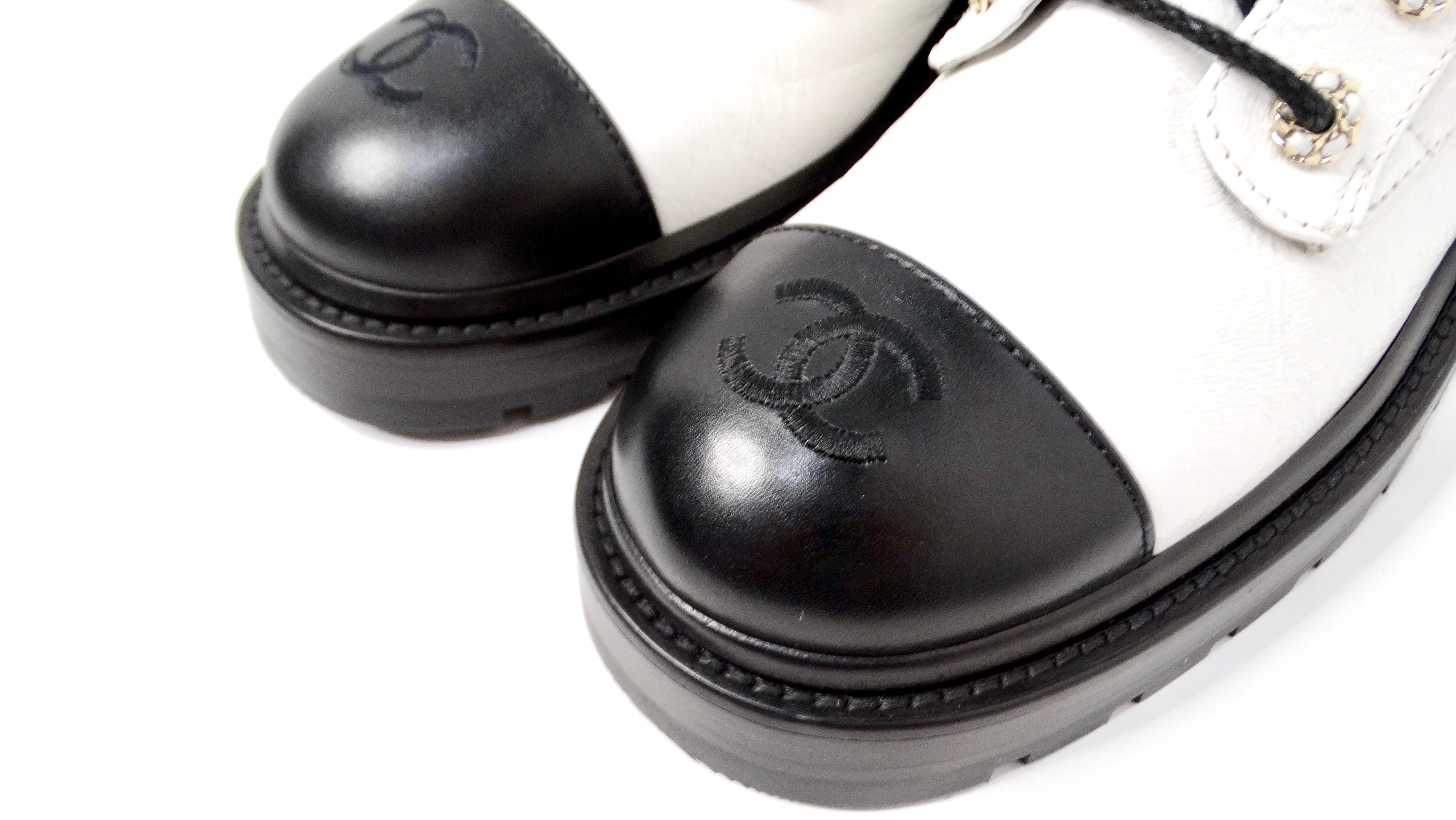 Chanel 2020 Botas de combate de piel de cabra blanca brillante con logotipo CC entrelazado en Bueno estado para la venta en Scottsdale, AZ