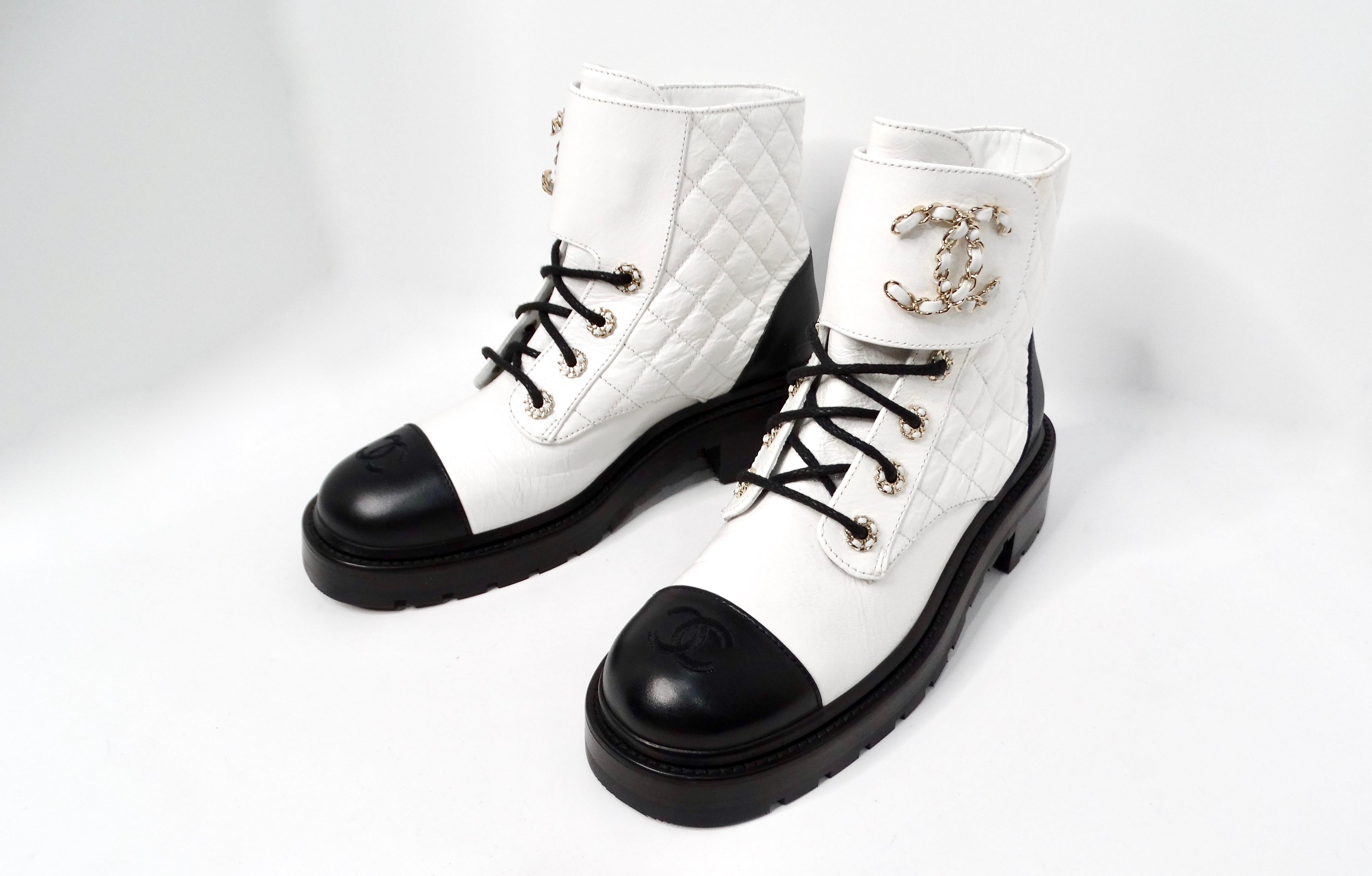 De las mujeres Chanel 2020 Botas de combate de piel de cabra blanca brillante con logotipo CC entrelazado en venta