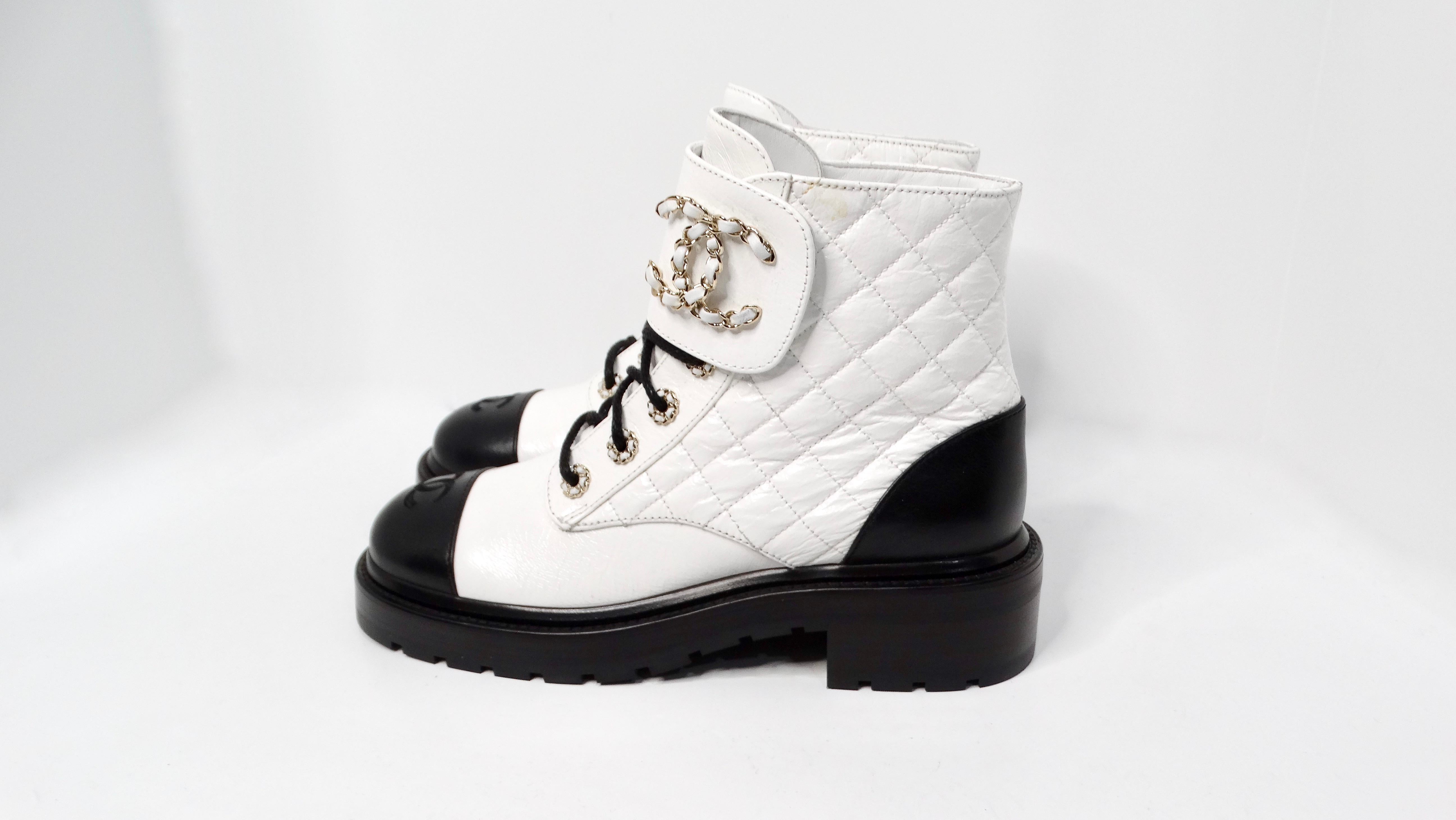 Chanel 2020 Botas de combate de piel de cabra blanca brillante con logotipo CC entrelazado en venta 1