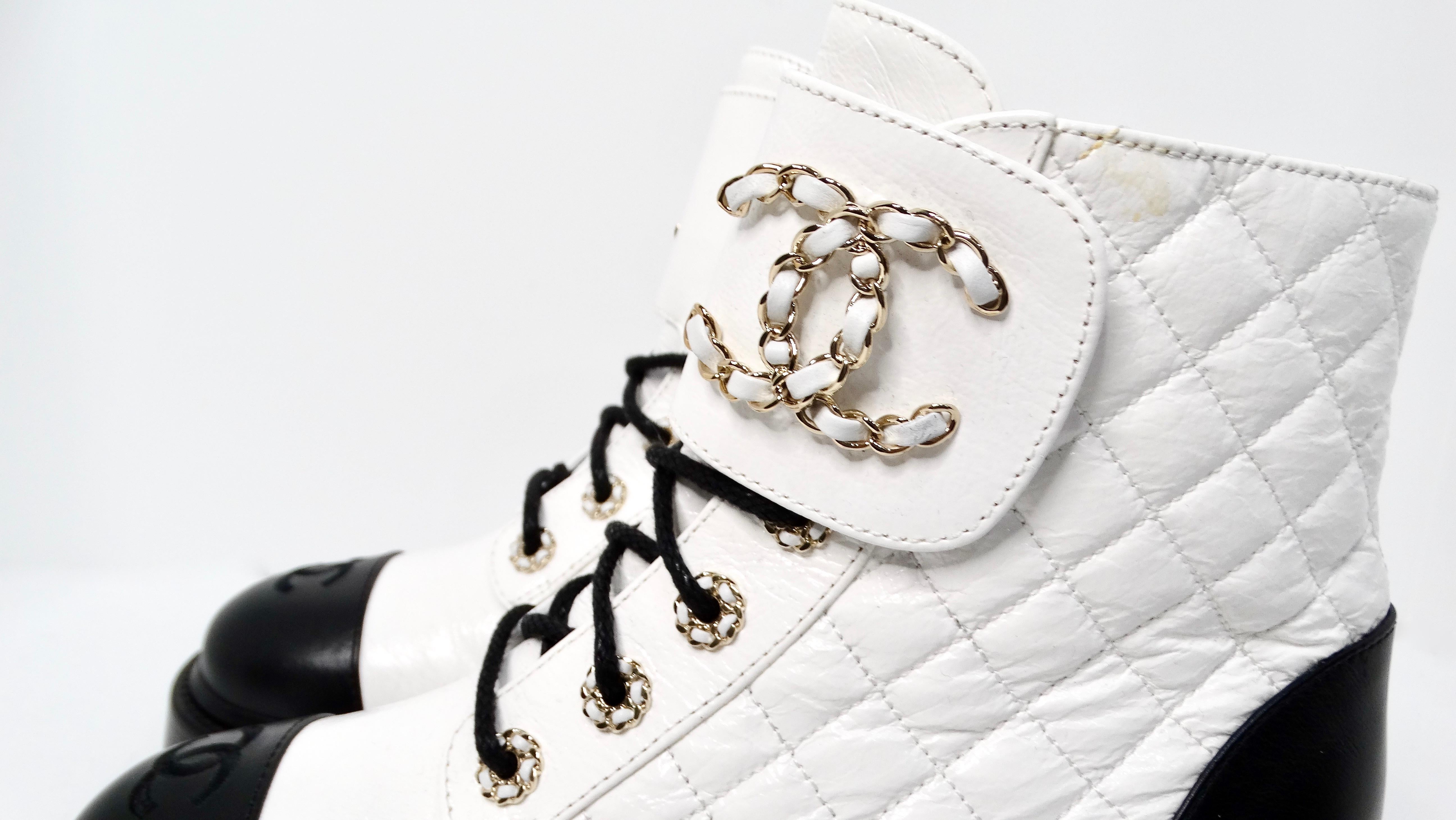 Chanel 2020 Botas de combate de piel de cabra blanca brillante con logotipo CC entrelazado en venta 2