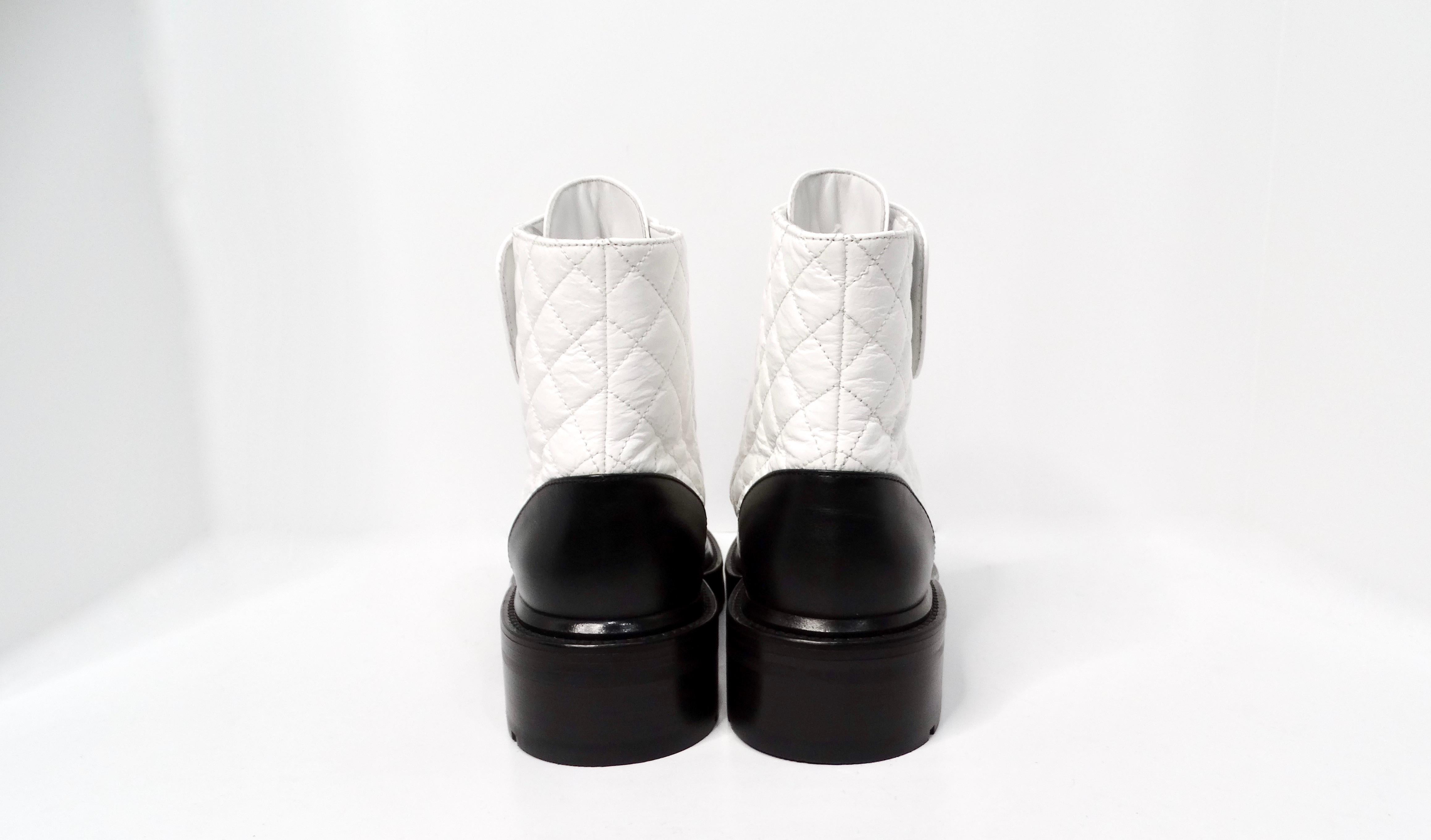 Chanel 2020 Botas de combate de piel de cabra blanca brillante con logotipo CC entrelazado en venta 4
