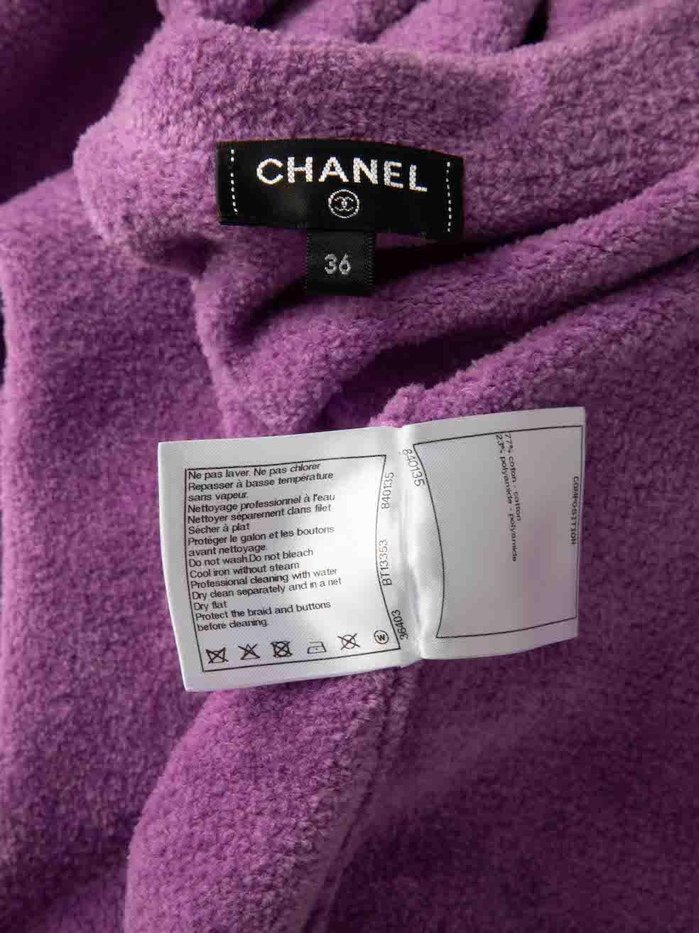 Chanel 2020C Lila Terry-Strickjacke mit Kettenbesatz Größe S im Angebot 4