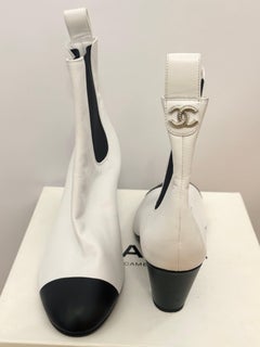 Chanel 2020’s sample runway black and White leather boots size 39