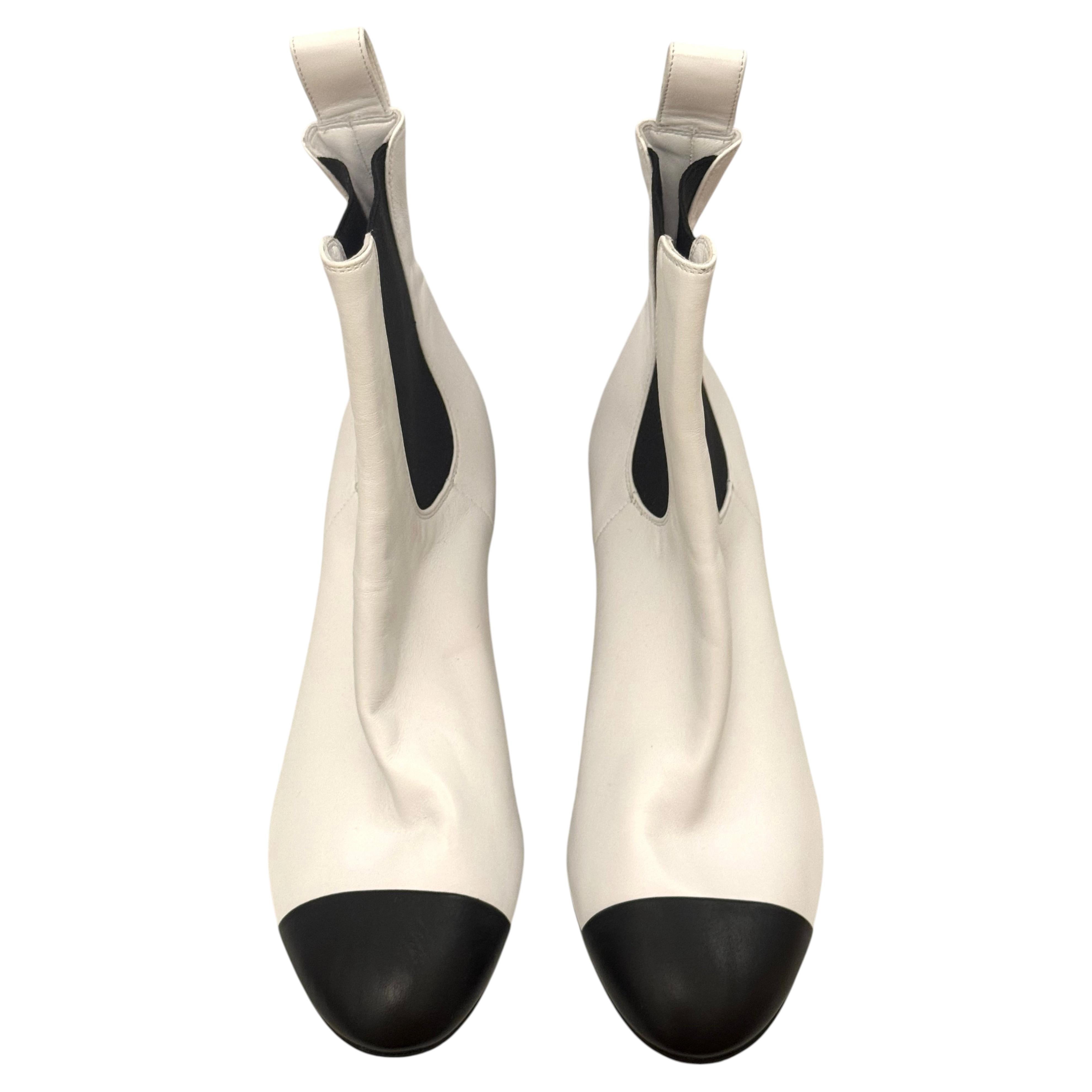 Chanel 2020’s sample runway black and White leather boots size 39 For Sale