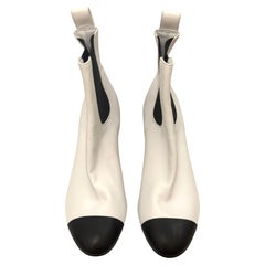 Chanel 2020’s sample runway black and White leather boots size 39