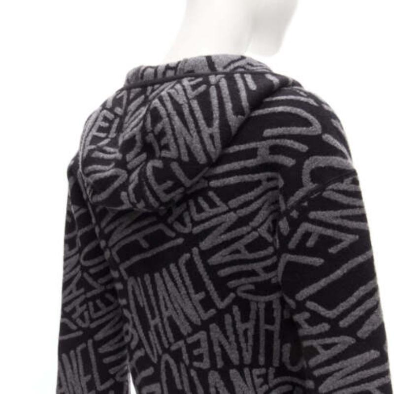 CHANEL 2021 98% Kaschmir schwarz grau all over Logo Intarsien CC Strickjacke FR36 S im Angebot 5