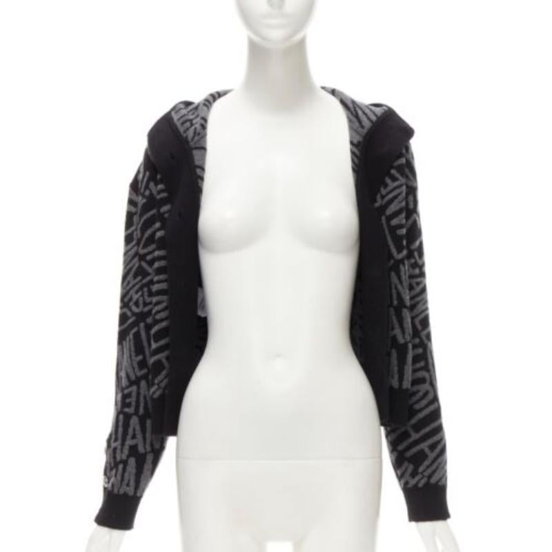 CHANEL 2021 98% Kaschmir schwarz grau all over Logo Intarsien CC Strickjacke FR36 S (Schwarz) im Angebot