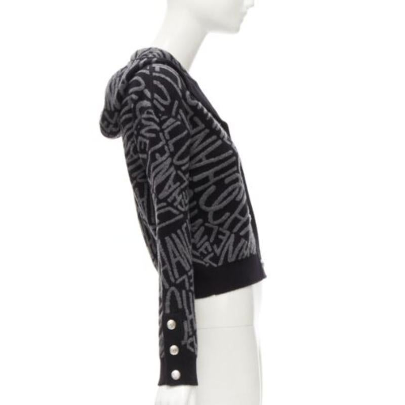 CHANEL 2021 98% Kaschmir schwarz grau all over Logo Intarsien CC Strickjacke FR36 S Damen im Angebot