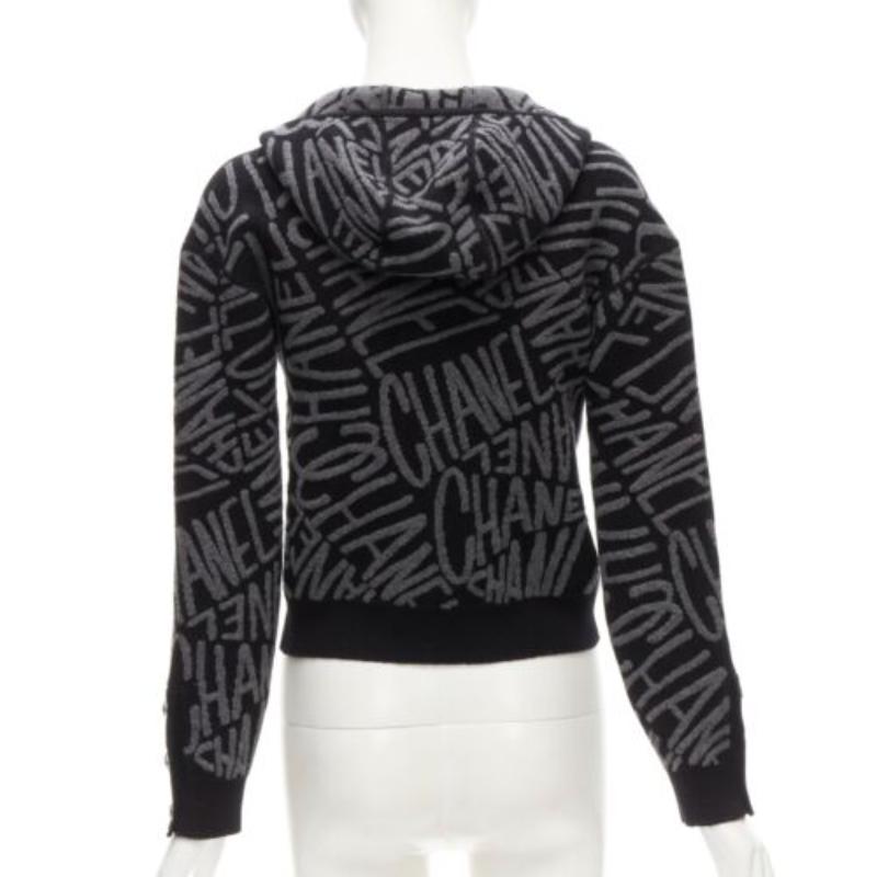 CHANEL 2021 98% Kaschmir schwarz grau all over Logo Intarsien CC Strickjacke FR36 S im Angebot 1