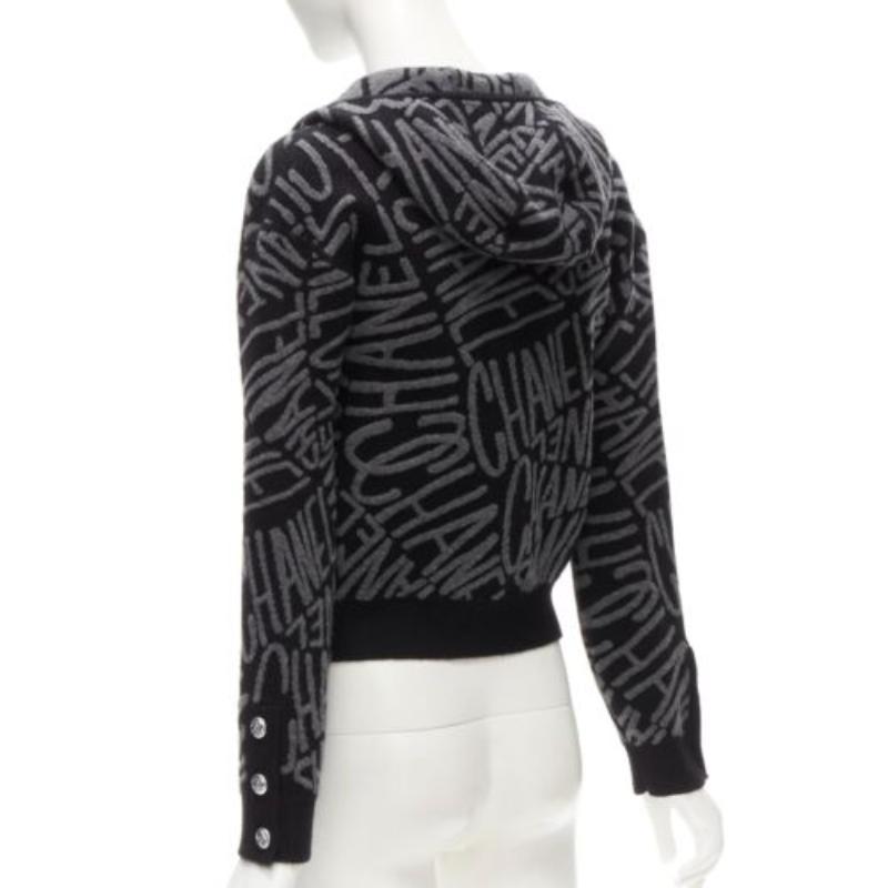 CHANEL 2021 98% Kaschmir schwarz grau all over Logo Intarsien CC Strickjacke FR36 S im Angebot 2