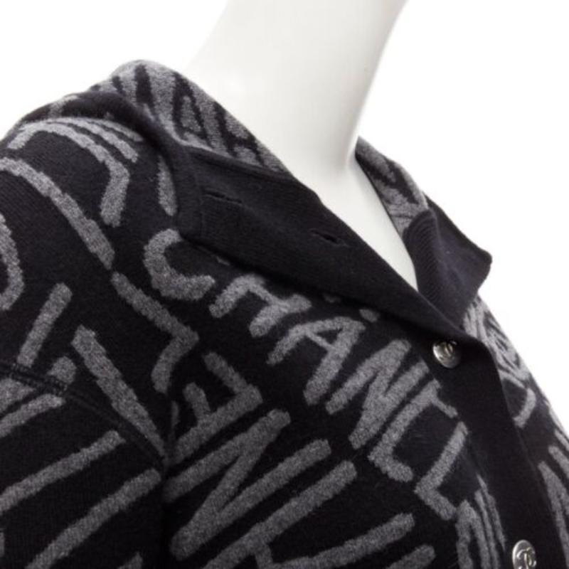 CHANEL 2021 98% Kaschmir schwarz grau all over Logo Intarsien CC Strickjacke FR36 S im Angebot 3