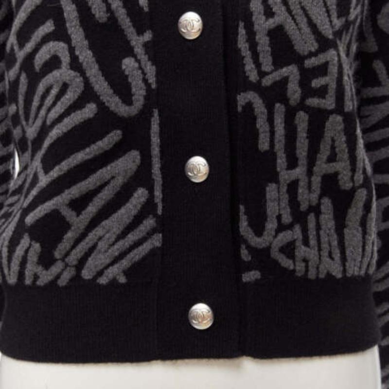 CHANEL 2021 98% Kaschmir schwarz grau all over Logo Intarsien CC Strickjacke FR36 S im Angebot 4