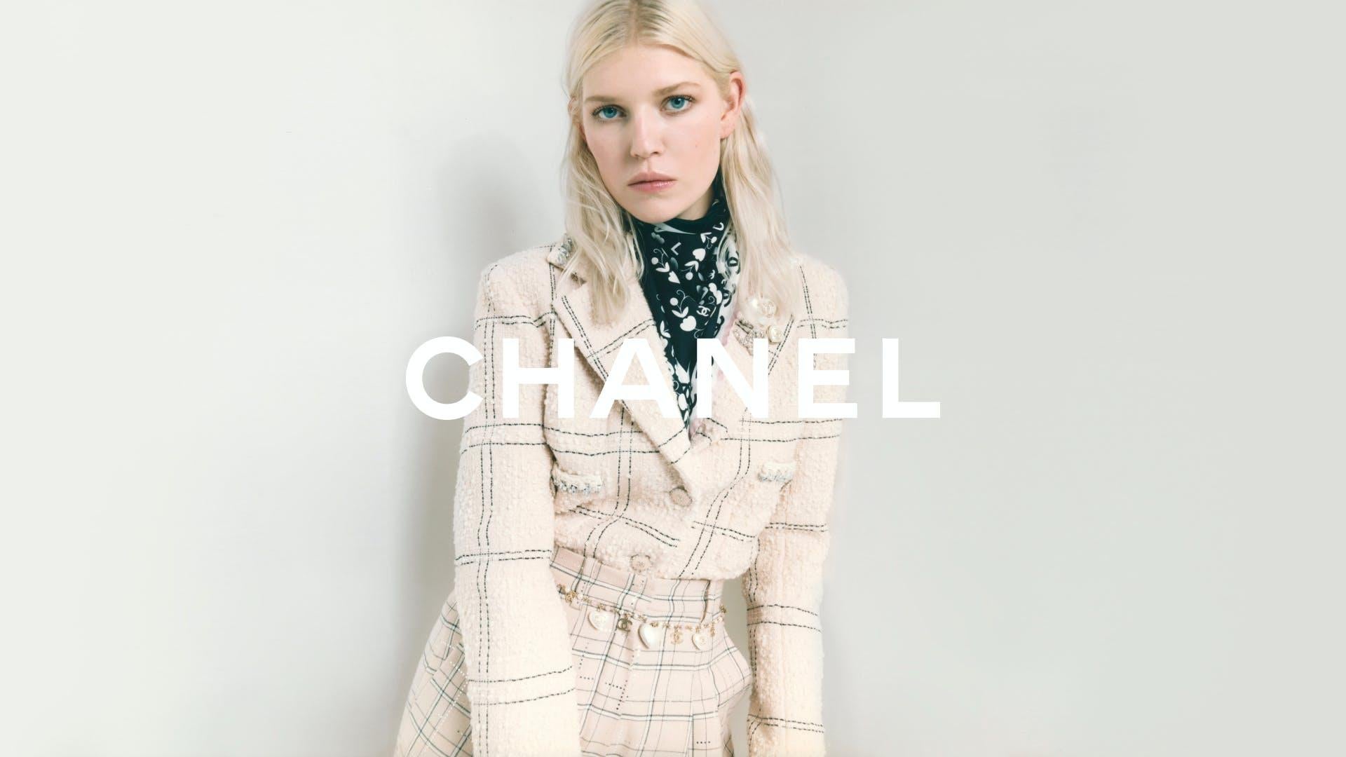 Famous Chanel tweed jacket from Ad Campaign of 2021 Fall Pre Collection -- as seen on Billboards and magazines around the world!
Size mark 46 FR. Never worn.
- made of boucle tweed in a noble nude beige colour with a hint of a blush
- CC logo chain