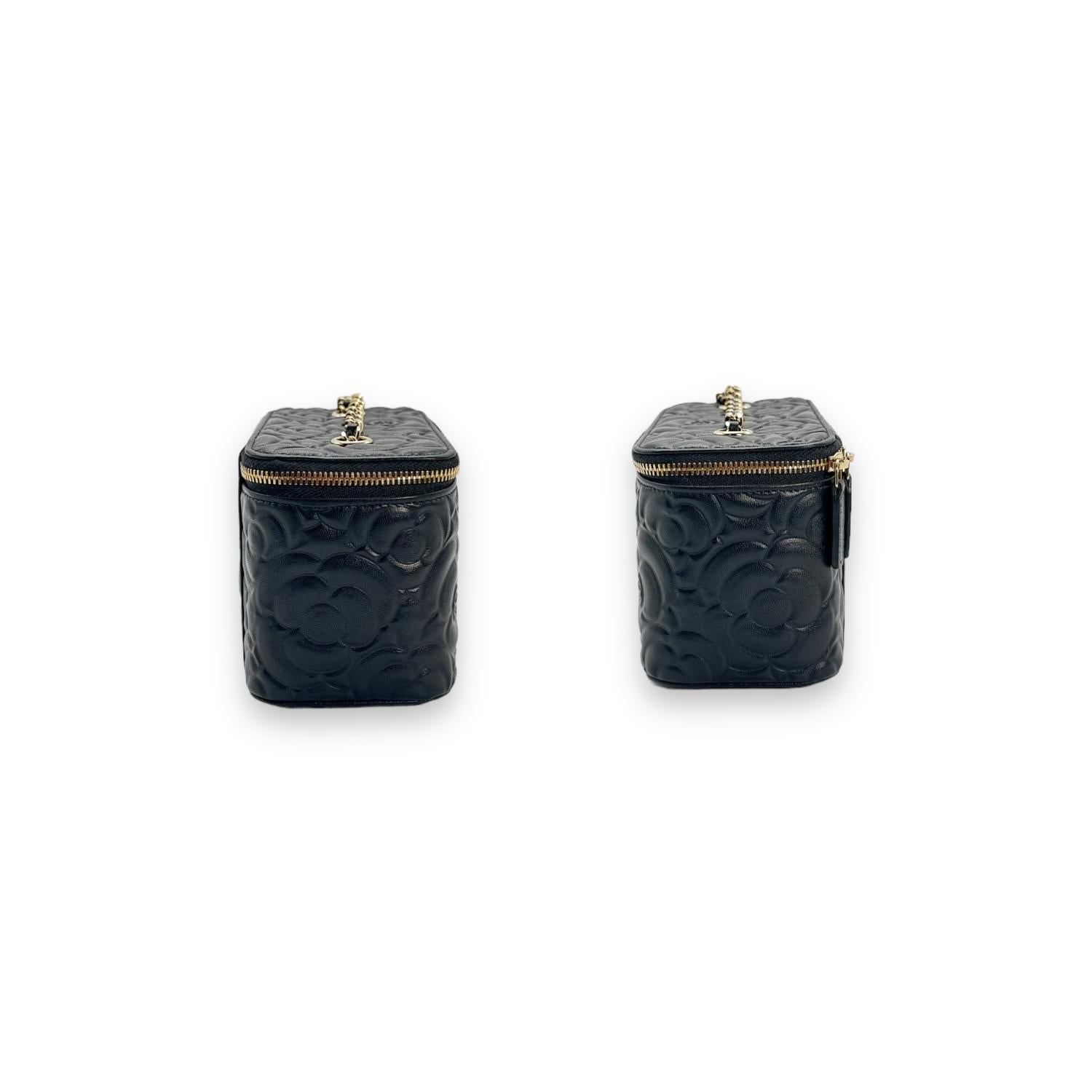 Chanel 2021 Black Camellia Vanity Case w/ Chain In Excellent Condition In Scottsdale, AZ
