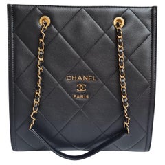 Chanel 2021 Schwarze gesteppte Logo-Einkaufstasche aus Leder