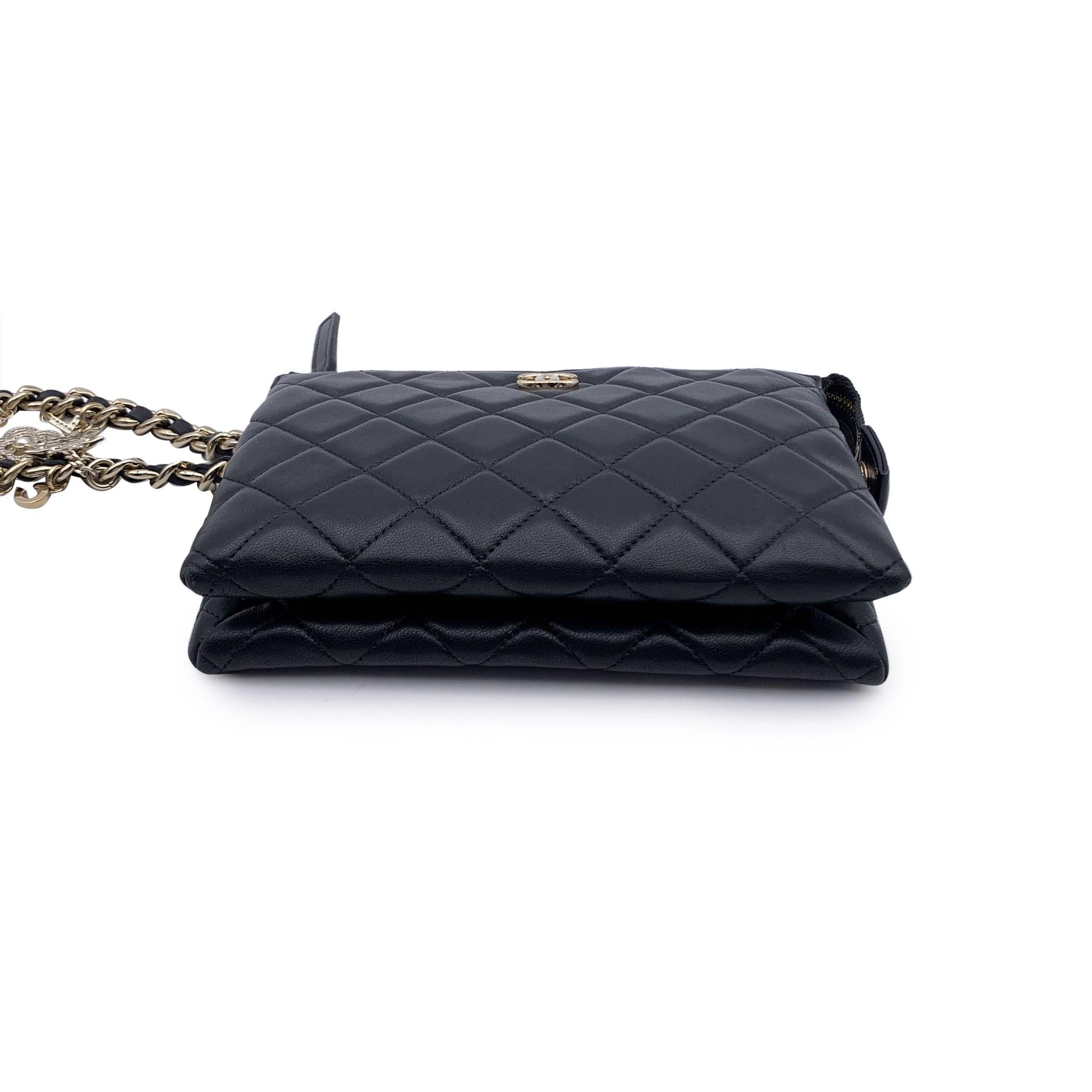 Chanel 2021 Bolsa de piel acolchada negra Bolsa de mano Coco Charms en Excelente Estado en Rome, Rome