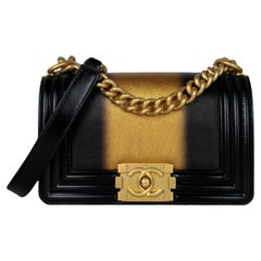 Chanel 2021 Kleine Boy Bag aus Kalbsleder mit Metallic-Schwarz/Gold